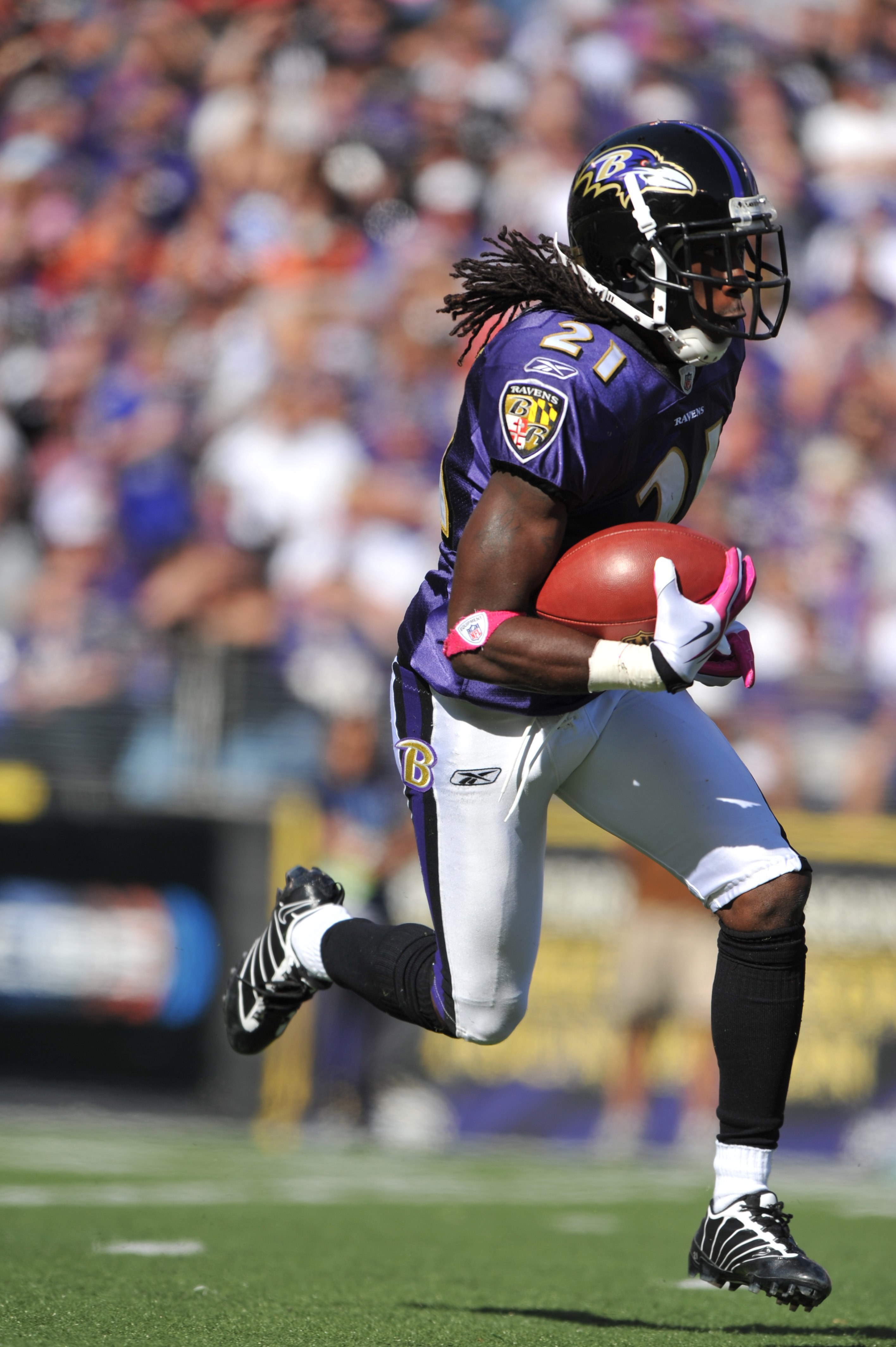 BALTIMORE - OCTOBER 11:  Ladarius Webb #21 of the Baltimore Ravens returns a kickoff against the Cincinnati Bengals at M&T Bank Stadium on October 11, 2009 in Baltimore, Maryland. The Bengals defeated the Ravens 17-14. (Photo by Larry French/Getty Images)