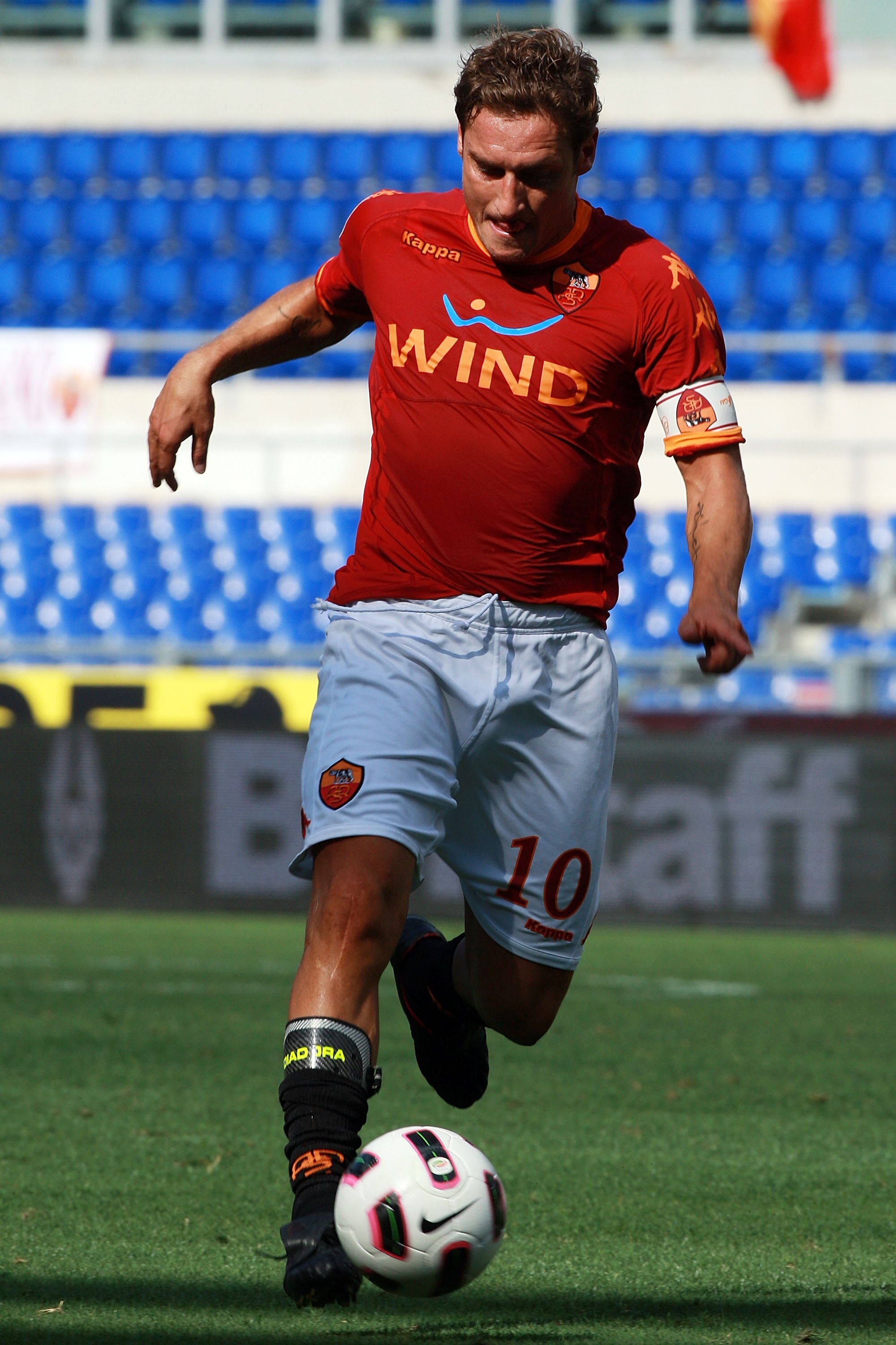 ROME - SEPTEMBER 19:  Francesco Totti of AS Roma in action during the Serie A match between AS Roma and Bologna FC at Stadio Olimpico on September 19, 2010 in Rome, Italy.  (Photo by Paolo Bruno/Getty Images)
