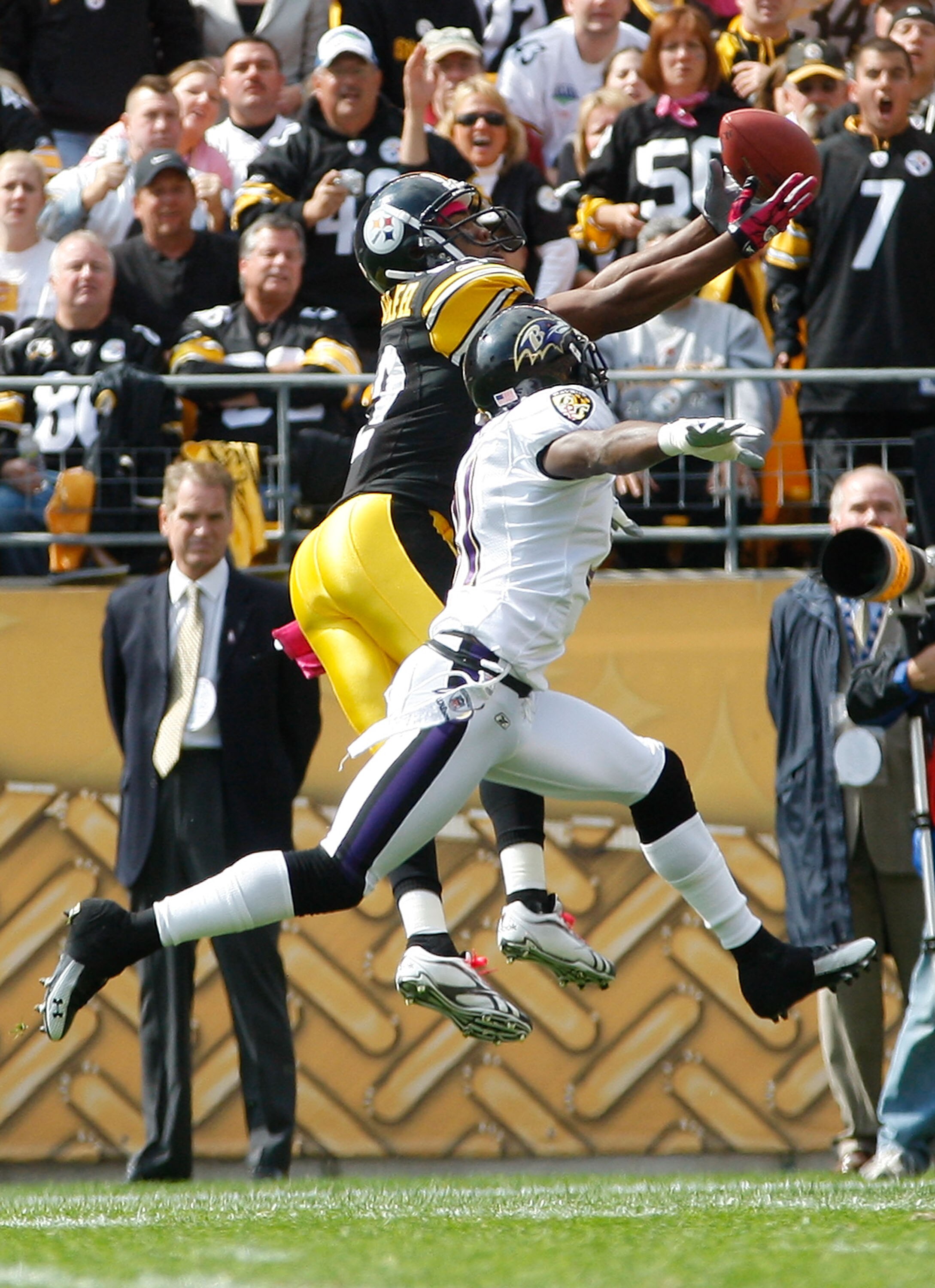 PITTSBURGH - OCTOBER 03:  Antwaan Randle El #82 of the Pittsburgh Steelers makes a catch in front of Fabian Washington #31 of the Baltimore Ravens during the game on October 3, 2010 at Heinz Field in Pittsburgh, Pennsylvania.  (Photo by Jared Wickerham/Ge