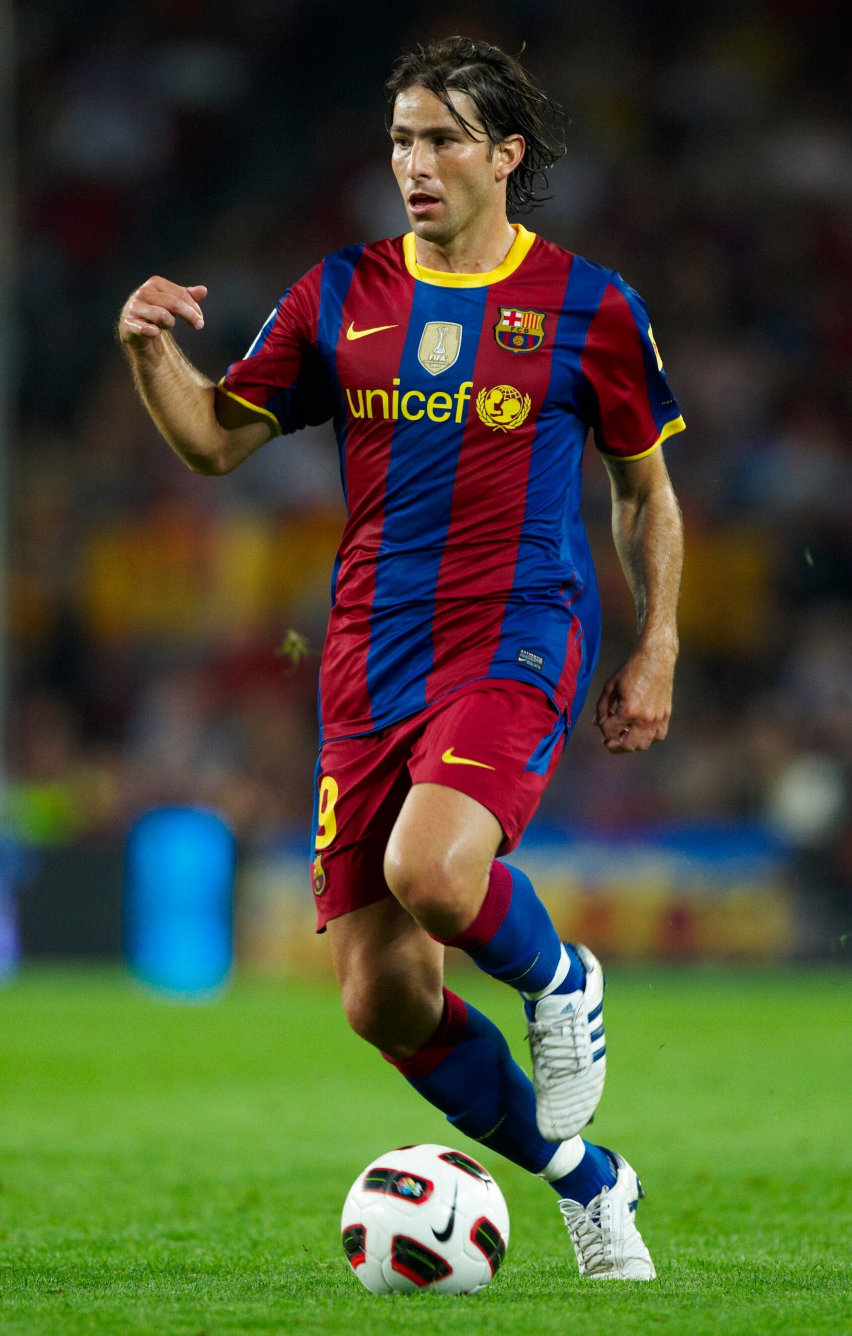 BARCELONA, SPAIN - SEPTEMBER 22:  Maxwell of Barcelona runs with the ball during the La Liga match between Barcelona and Sporting de Gijon at Nou Camp on September 22, 2010 in Barcelona, Spain. Barcelona won 1-0.  (Photo by Manuel Queimadelos Alonso/Getty