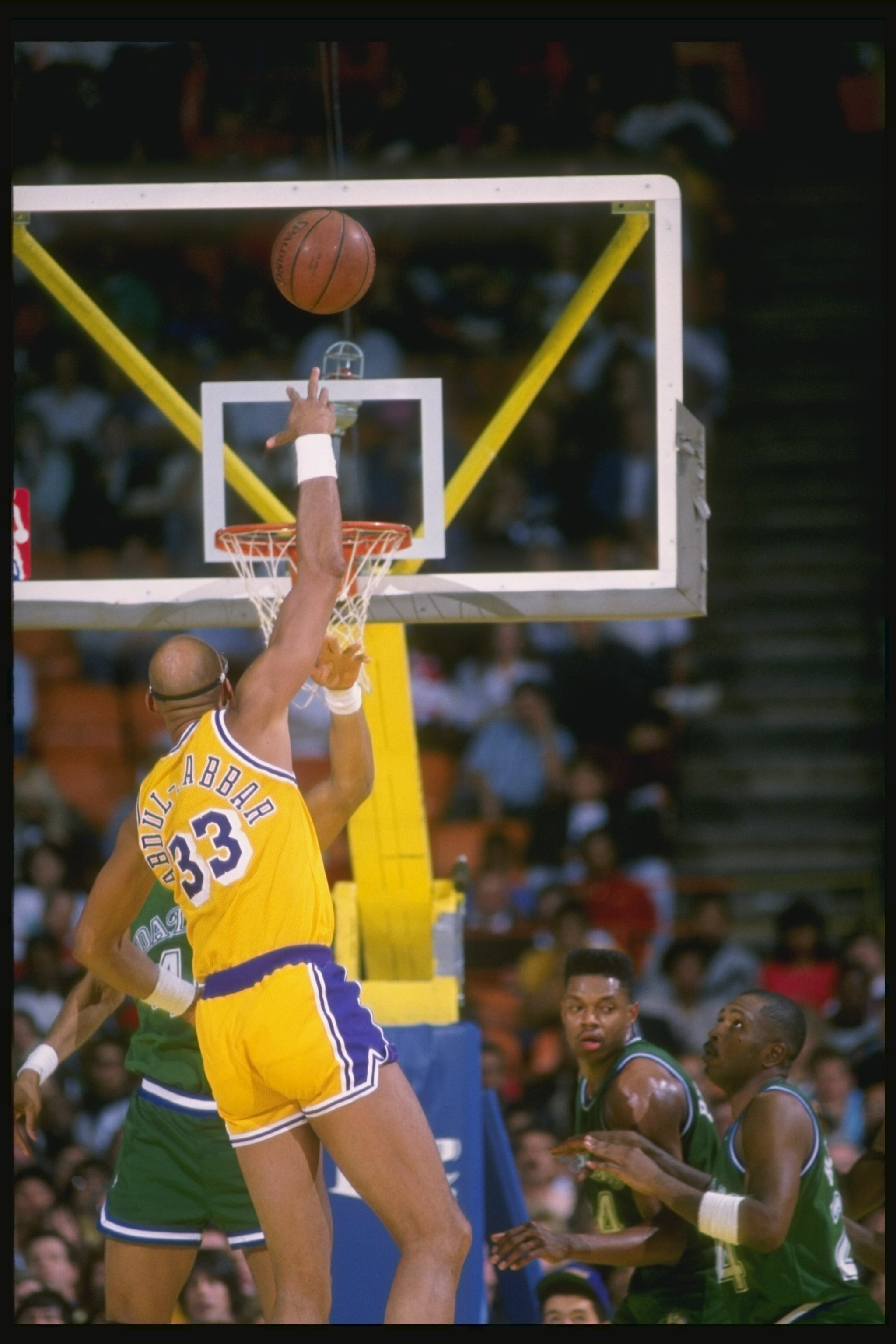 1989:  Center Kareem Abdul-Jabbar of the Los Angeles Lakers shoots a sky hook during a game at the Great Western Forum in Inglewood, California.   Mandatory Credit: Stephen Dunn  /Allsport