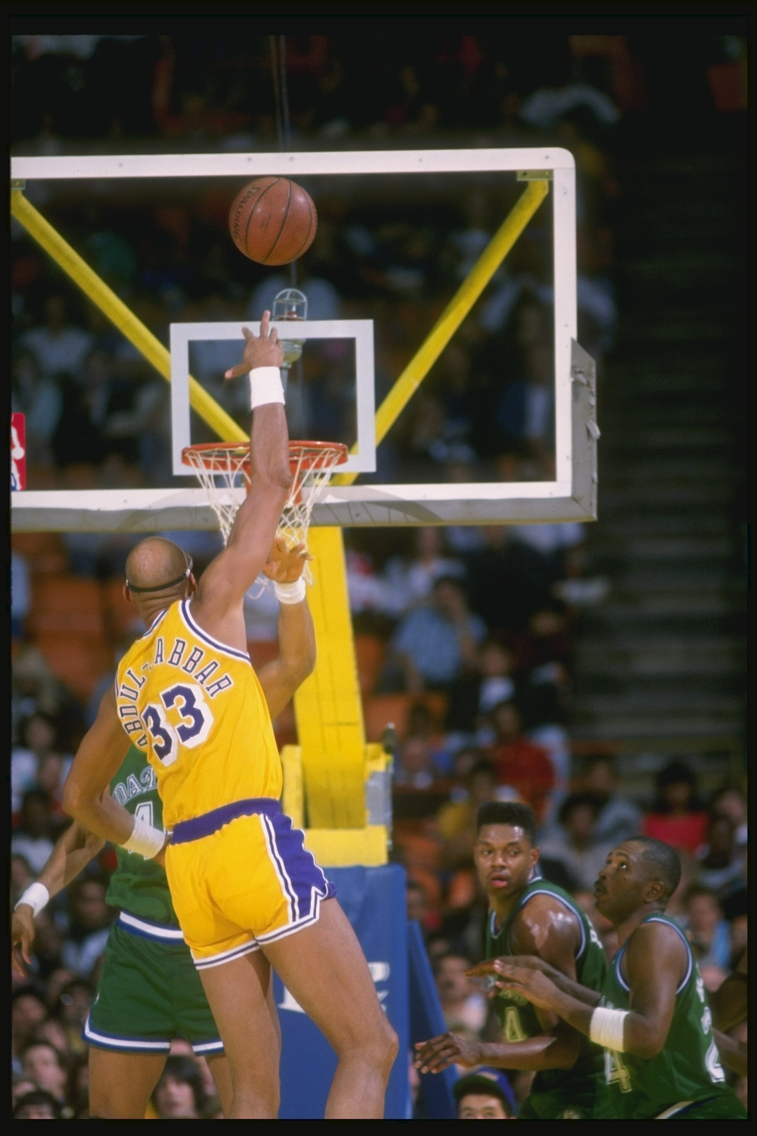 1989:  Center Kareem Abdul-Jabbar of the Los Angeles Lakers shoots a sky hook during a game at the Great Western Forum in Inglewood, California.   Mandatory Credit: Stephen Dunn  /Allsport