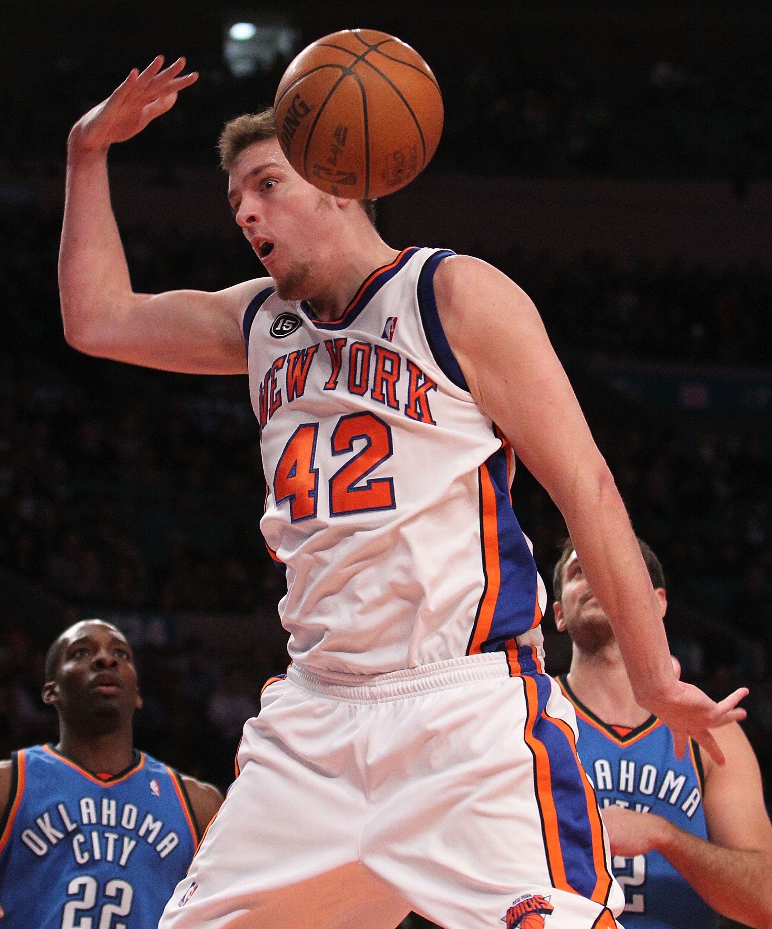 NEW YORK - FEBRUARY 20: David Lee #42 of the New York Knicks dunks the ball against the Oklahoma City Thunder at Madison Square Garden on February 20, 2010 in New York, New York. NOTE TO USER: User expressly acknowledges and agrees that, by downloading a NEW YORK - FEBRUARY 20: David Lee #42 of the New York Knicks dunks the ball against the Oklahoma City Thunder at Madison Square Garden on February 20, 2010 in New York, New York. NOTE TO USER: User expressly acknowledges and agrees that, by downloading a