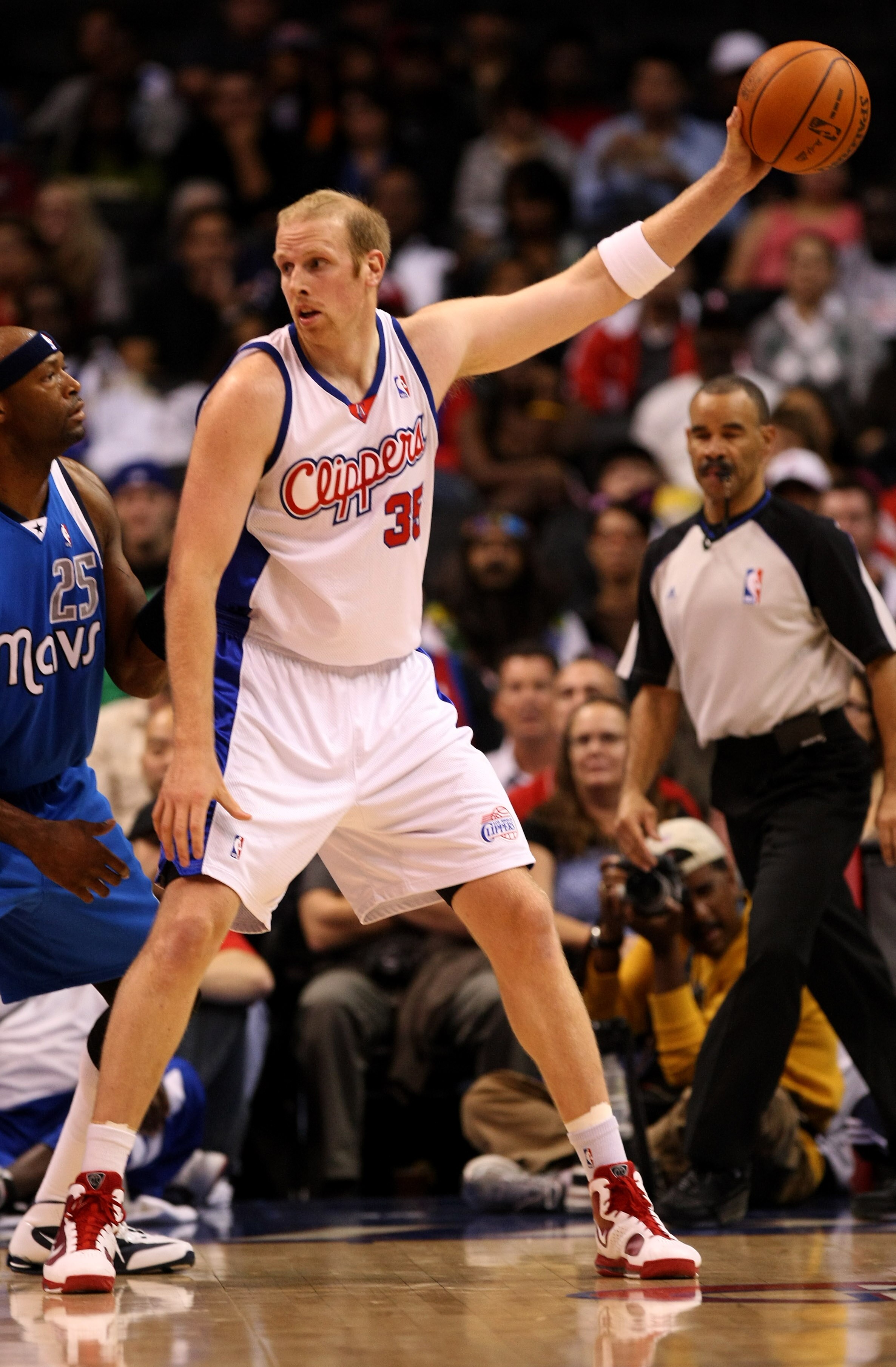 LOS ANGELES, CA - OCTOBER 31:  Chris Kaman #35 of the Los Angeles Clippers controls the ball against Erick Dampier #25 of the Dallas Mavericks on October 31, 2009 at Staples Center in Los Angeles, California. Dallas won 93-84.   NOTE TO USER: User express