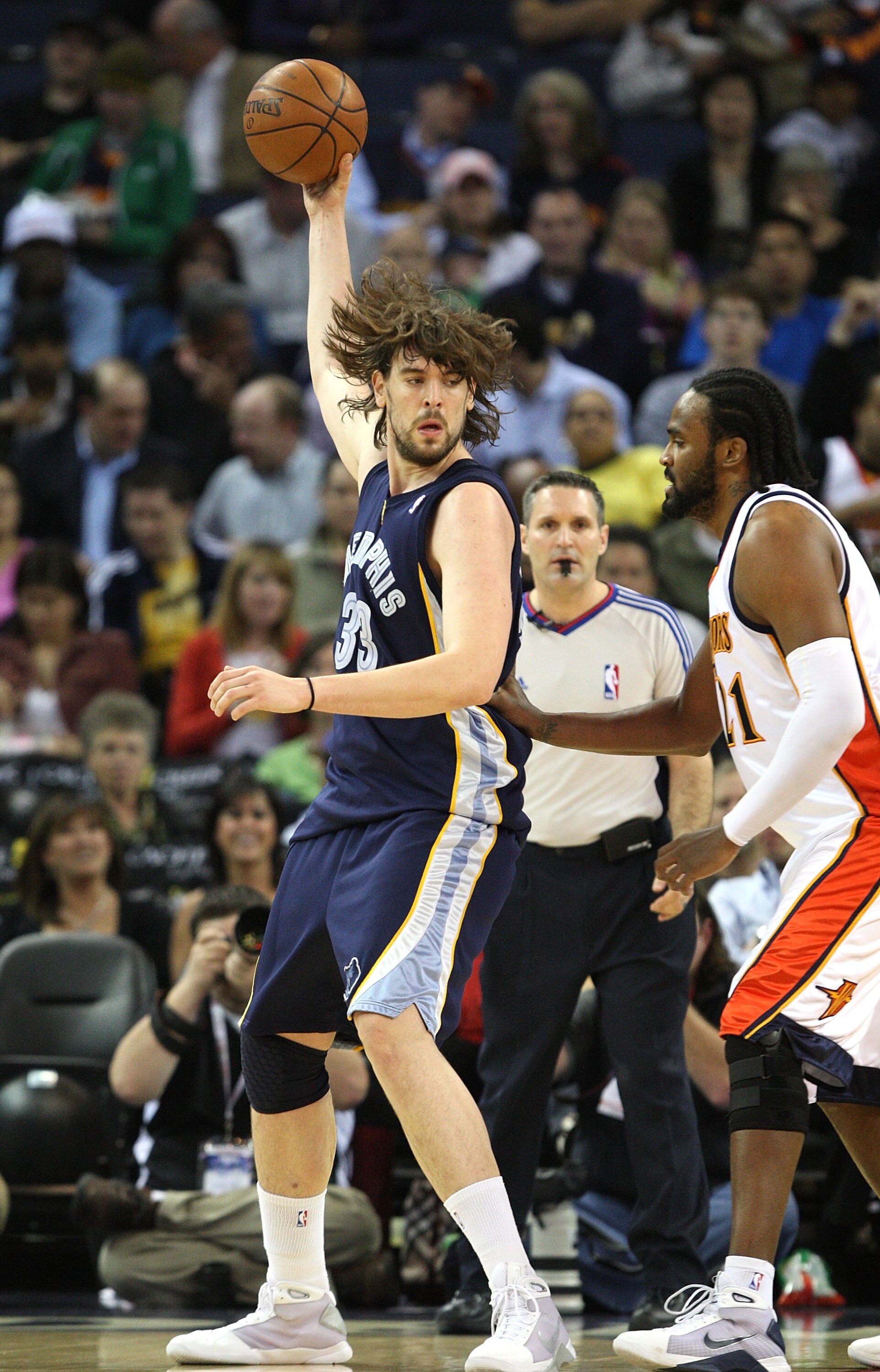 OAKLAND, CA - MARCH 30:  Ronny Turiaf #21 of the Golden State Warriors defends against Marc Gasol #33 of the Memphis Grizzlies during an NBA game on March 30, 2009 at Oracle Arena in Oakland, California. NOTE TO USER: User expressly acknowledges and agree