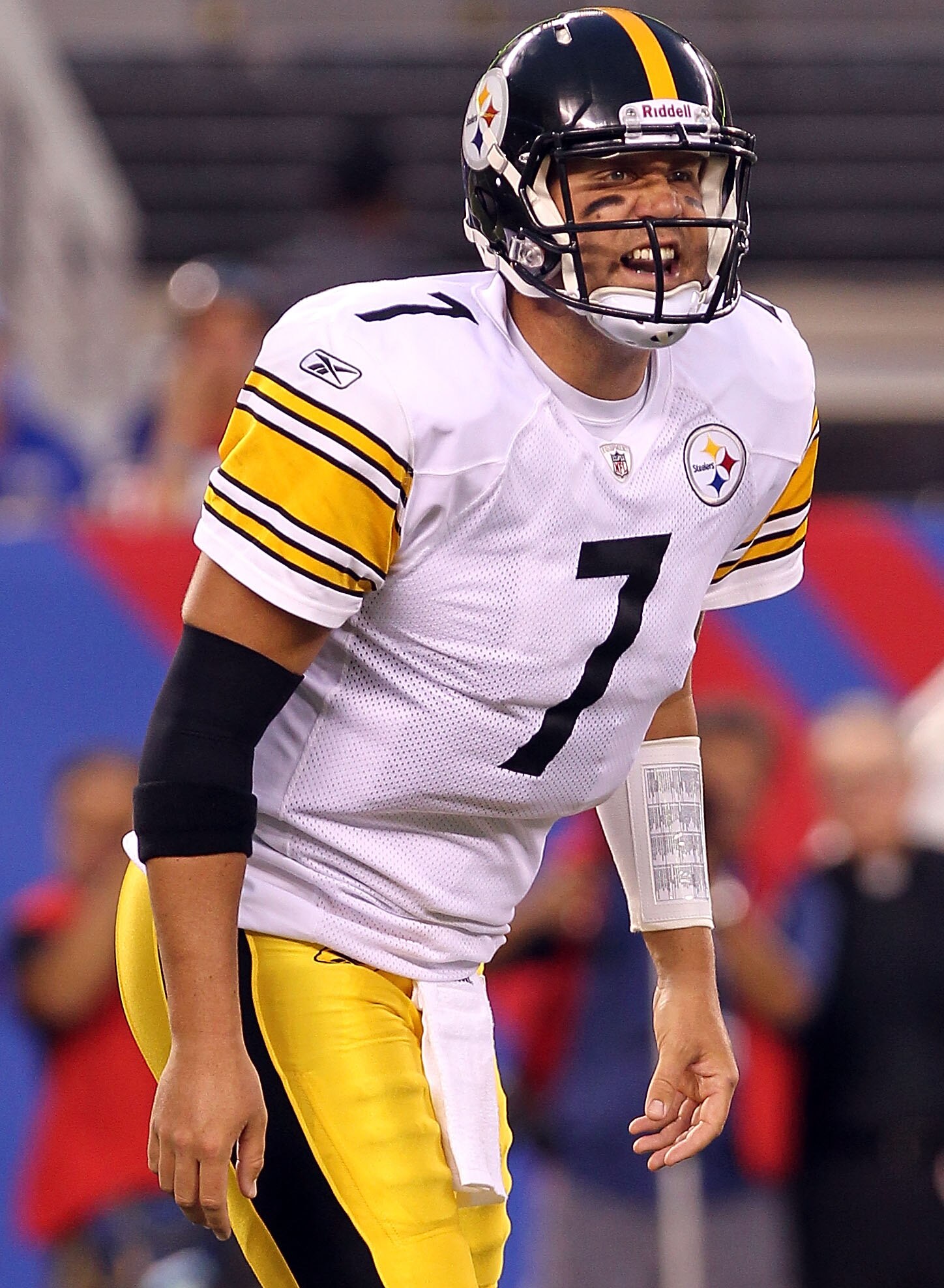 EAST RUTHERFORD, NJ - AUGUST 21:  Ben Roethlisberger #7 of the Pittsburgh Steelers calls a play against the New York Giants during their preseason game at New Meadowlands Stadium on August 21, 2010 in East Rutherford, New Jersey.  (Photo by Nick Laham/Get