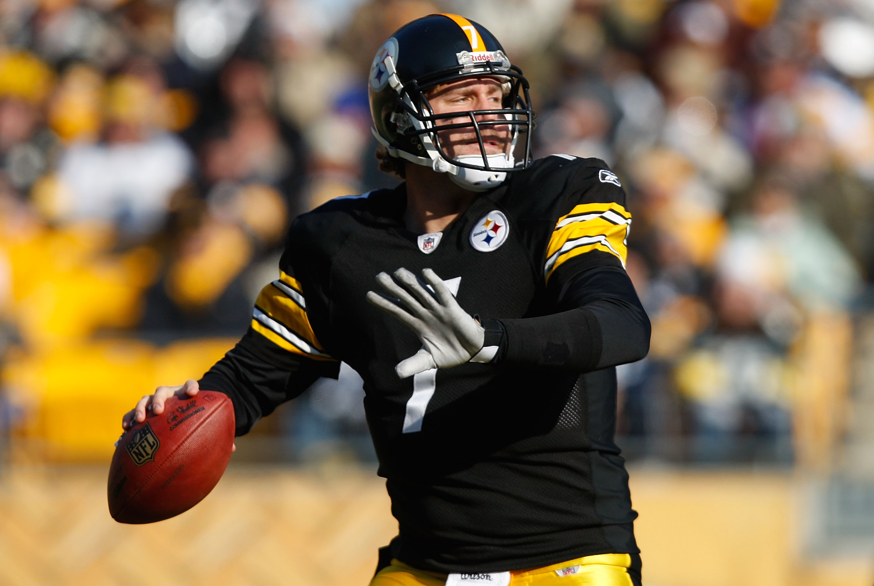 PITTSBURGH - DECEMBER 06: Ben Roethlisberger #7 of the Pittsburgh Steelers throws a pass against the Oakland Raiders during the game on December 6, 2009 at Heinz Field in Pittsburgh, Pennsylvania. (Photo by Jared Wickerham/Getty Images)