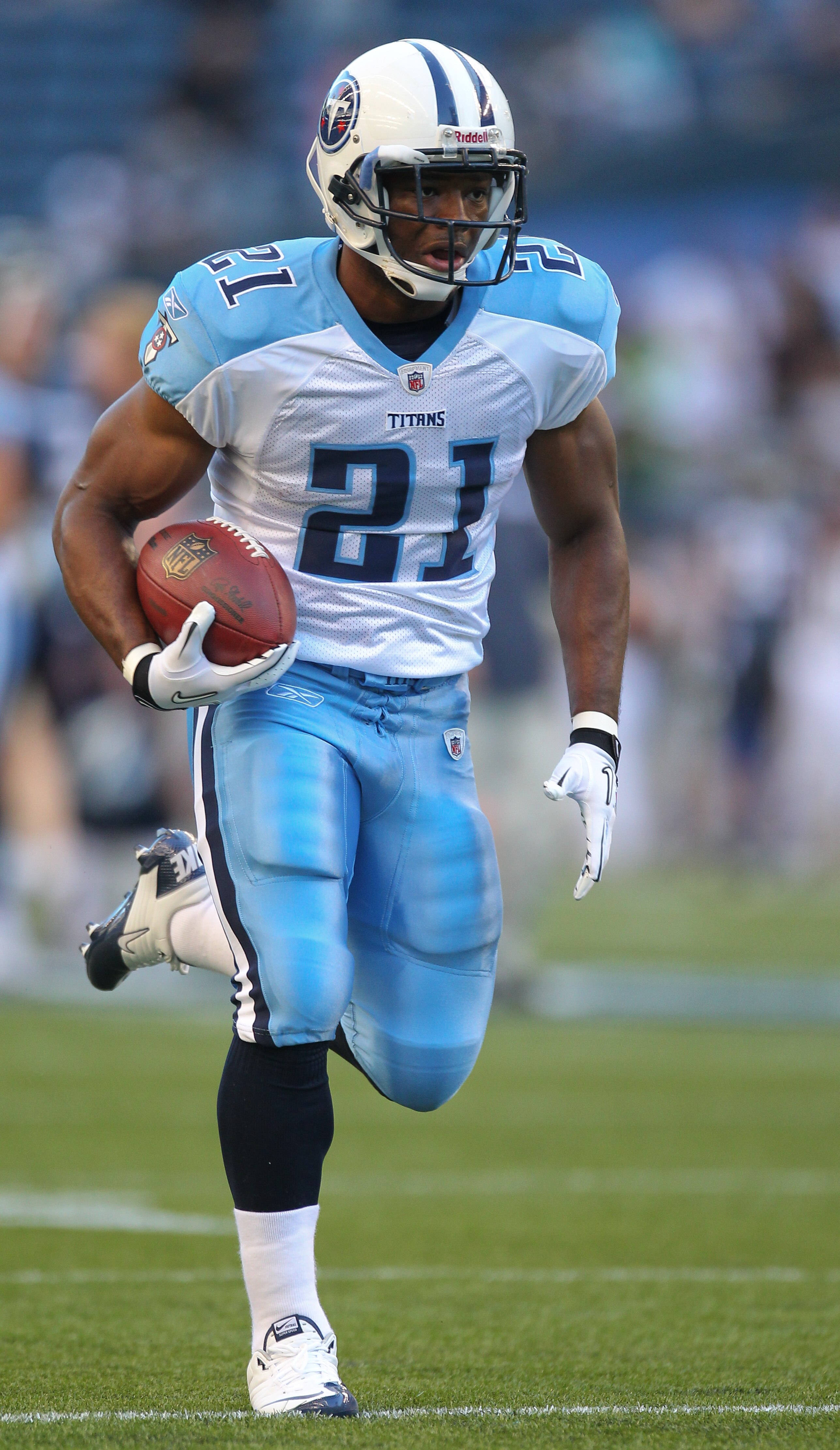 SEATTLE - AUGUST 14:  Running back Javon Ringer #21 of the Tennessee Titans rushes during warmups prior to the preseason game against the Seattle Seahawks at Qwest Field on August 14, 2010 in Seattle, Washington. (Photo by Otto Greule Jr/Getty Images)