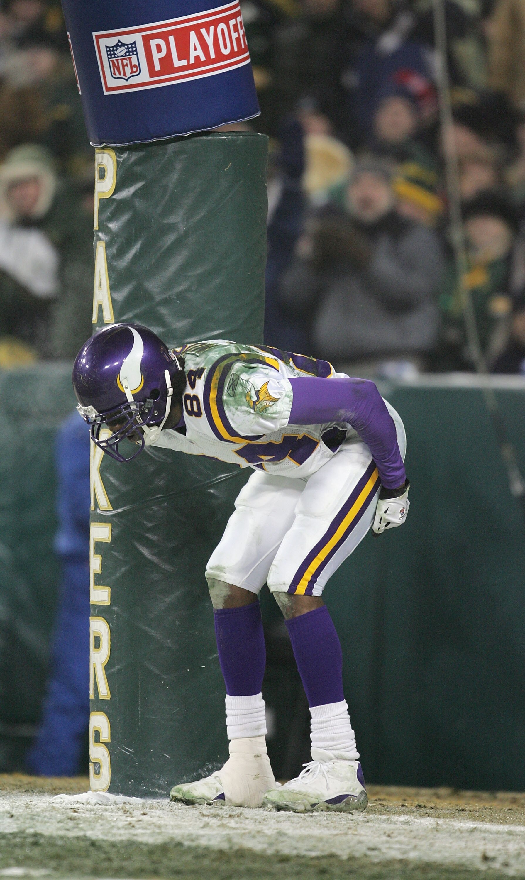 GREEN BAY, WI - JANUARY 9:  Wide receiver Randy Moss #84 of the Minnesota Vikings pretends to moon the crowd after scoring a touchdown against the Green Bay Packers in the NFC wild-card game at Lambeau Field on January 9, 2005 in Green Bay, Wisconsin. The