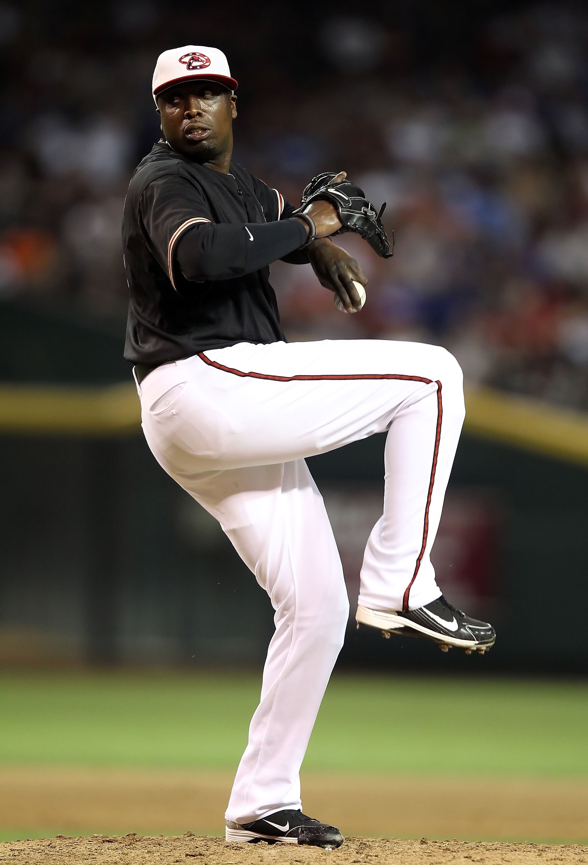 PHOENIX - JULY 03:  Starting pitcher Dontrelle Willis of the Arizona Diamondbacks pitches against the Los Angeles Dodgers during the Major League Baseball game at Chase Field on July 3, 2010 in Phoenix, Arizona. The Dodgers defeated the Diamondbacks 14-1.