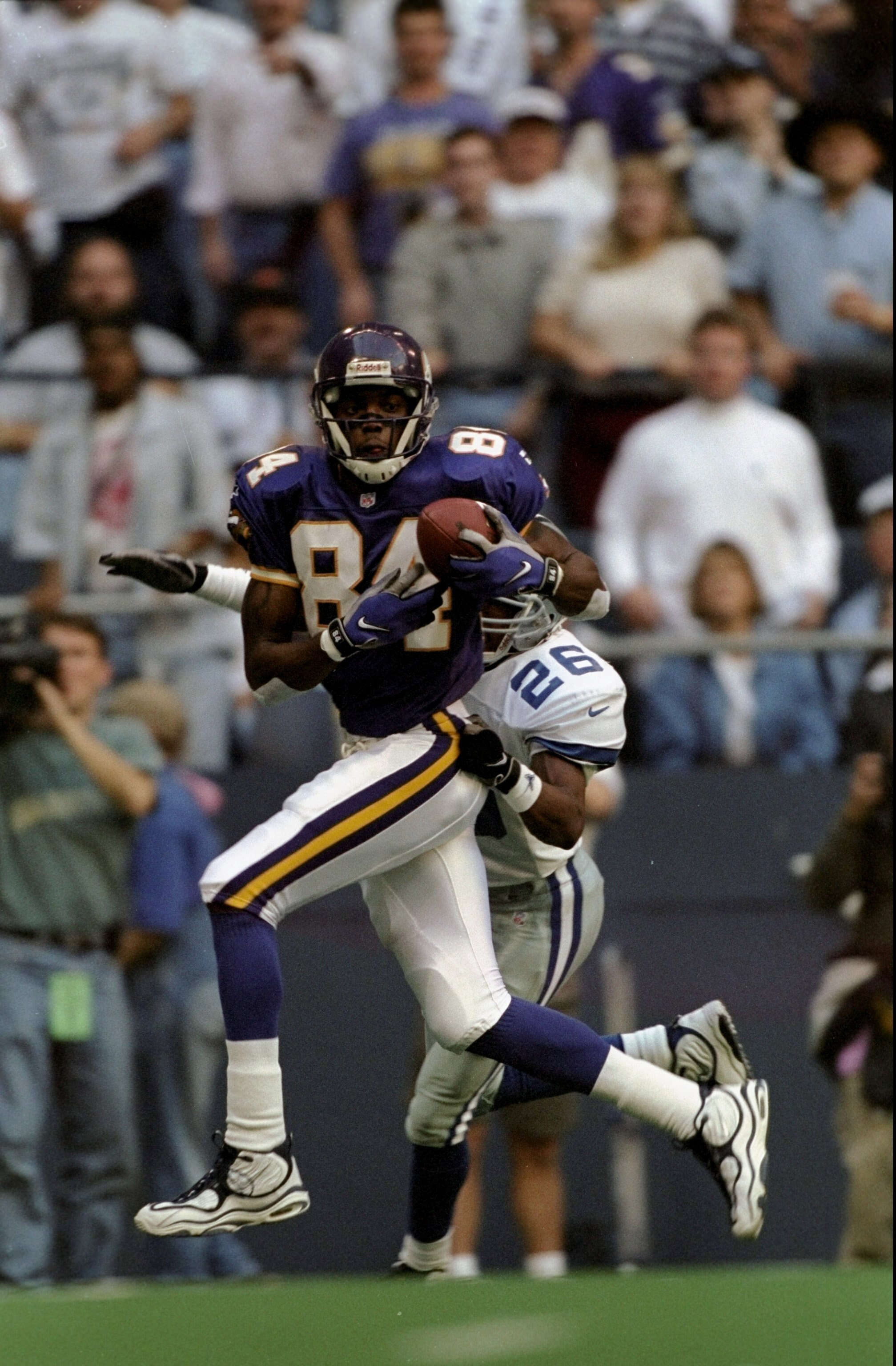 26 Nov 1998:  Wide receiver Randy Moss #84 of the Minnesota Vikings  runs with the ball during a game against the Dallas Cowboys at the Texas Stadium in Irving, Texas. The Vikings defeated the Cowboys 46-36. Mandatory Credit: Brian Bahr  /Allsport