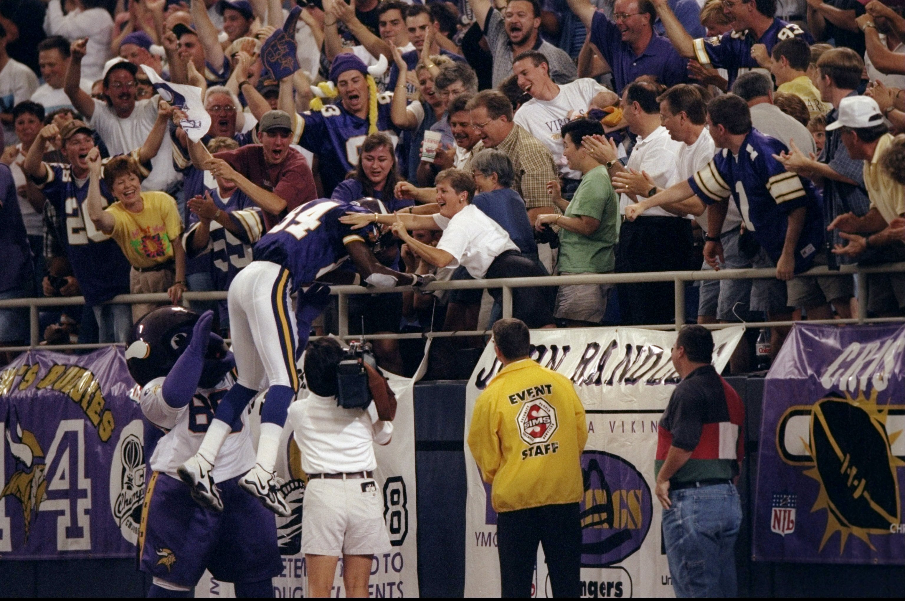 6 Sep 1998:  Wide receiver Randy Moss #84 of the Minnesota Vikings in action during the game against the Tampa Bay Buccaneers at the Metrodome in Minneapolis, Minnesota. The Vikings defeated the Buccaneers 31-7. Mandatory Credit: Elsa Hasch  /Allsport