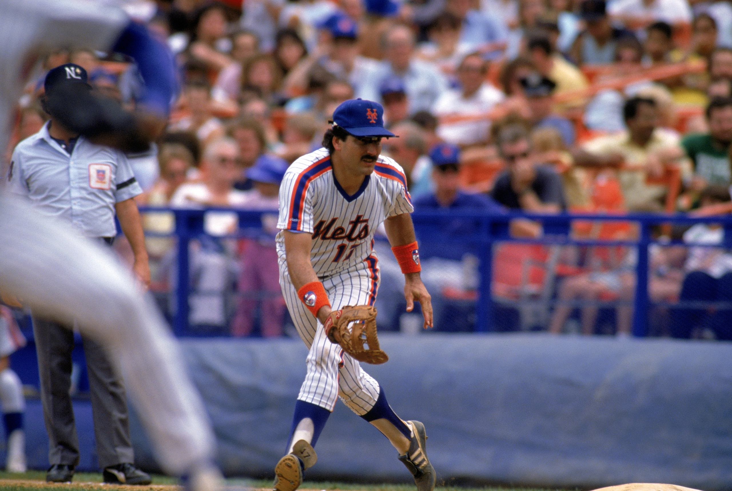 FLUSHING, NY - 1988:  First baseman Keith Hernandez #17 of the New York Mets fields a grounder during a 1988 game at Shea Stadium in Flushing, New York.  (Photo by Mike Powell/Getty Images)