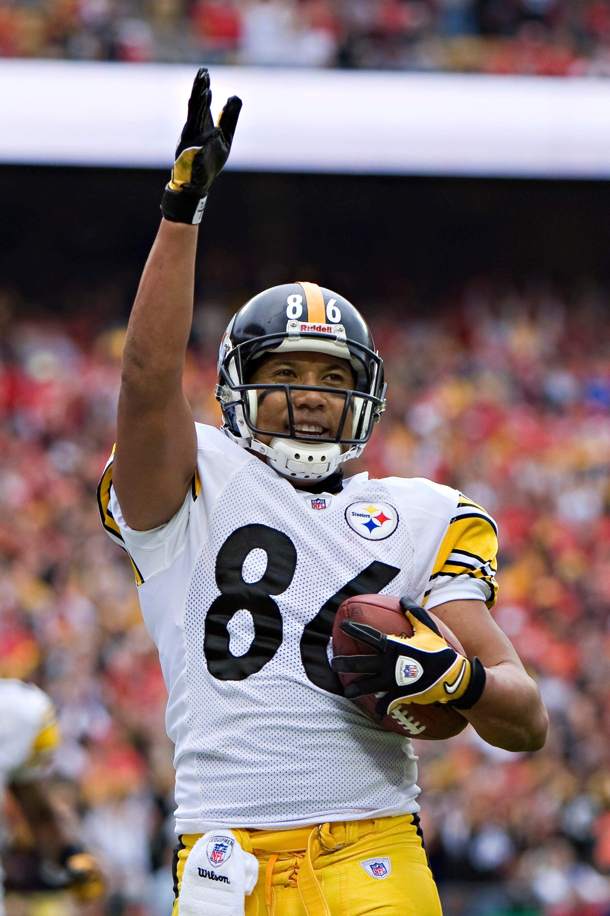 KANSAS CITY, MO - NOVEMBER 22: Wide receiver Hines Ward #86 of the Pittsburgh Steelers signals to the fans after scoring a touchdown against the Kansas City Chiefs at Arrowhead Stadium on November 22, 2009 in Kansas City, Missouri.  The Chiefs defeated th