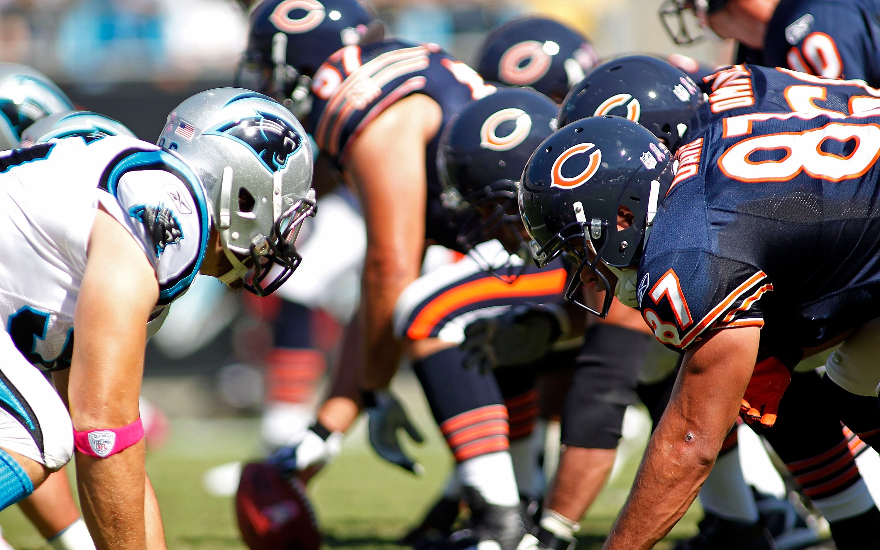 CHARLOTTE, NC - OCTOBER 10: Tight end Kellen Davis #87 of the Chicago Bears lines up against linebacker Dan Connor #55 of the Carolina Panthers at Bank of America Stadium on October 10, 2010 in Charlotte, North Carolina. (Photo by Geoff Burke/Getty Images