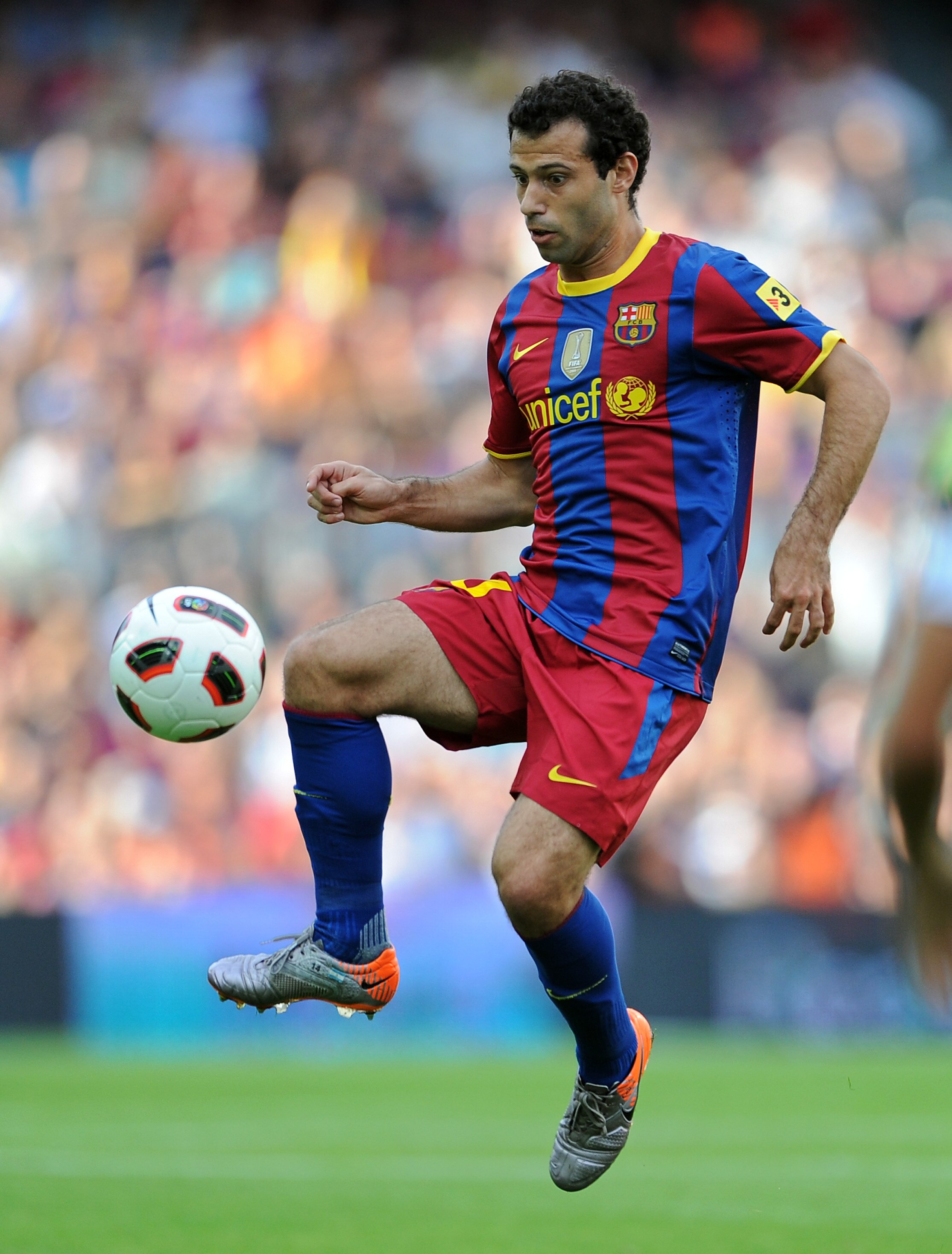 BARCELONA, SPAIN - SEPTEMBER 11:  Javier Mascherano of Barcelona controls the ball during the La Liga match between Barcelona and Hercules at the Camp Nou stadium on September 11, 2010 in Barcelona, Spain. Barcelona lost the match 2-0.  (Photo by Jasper J