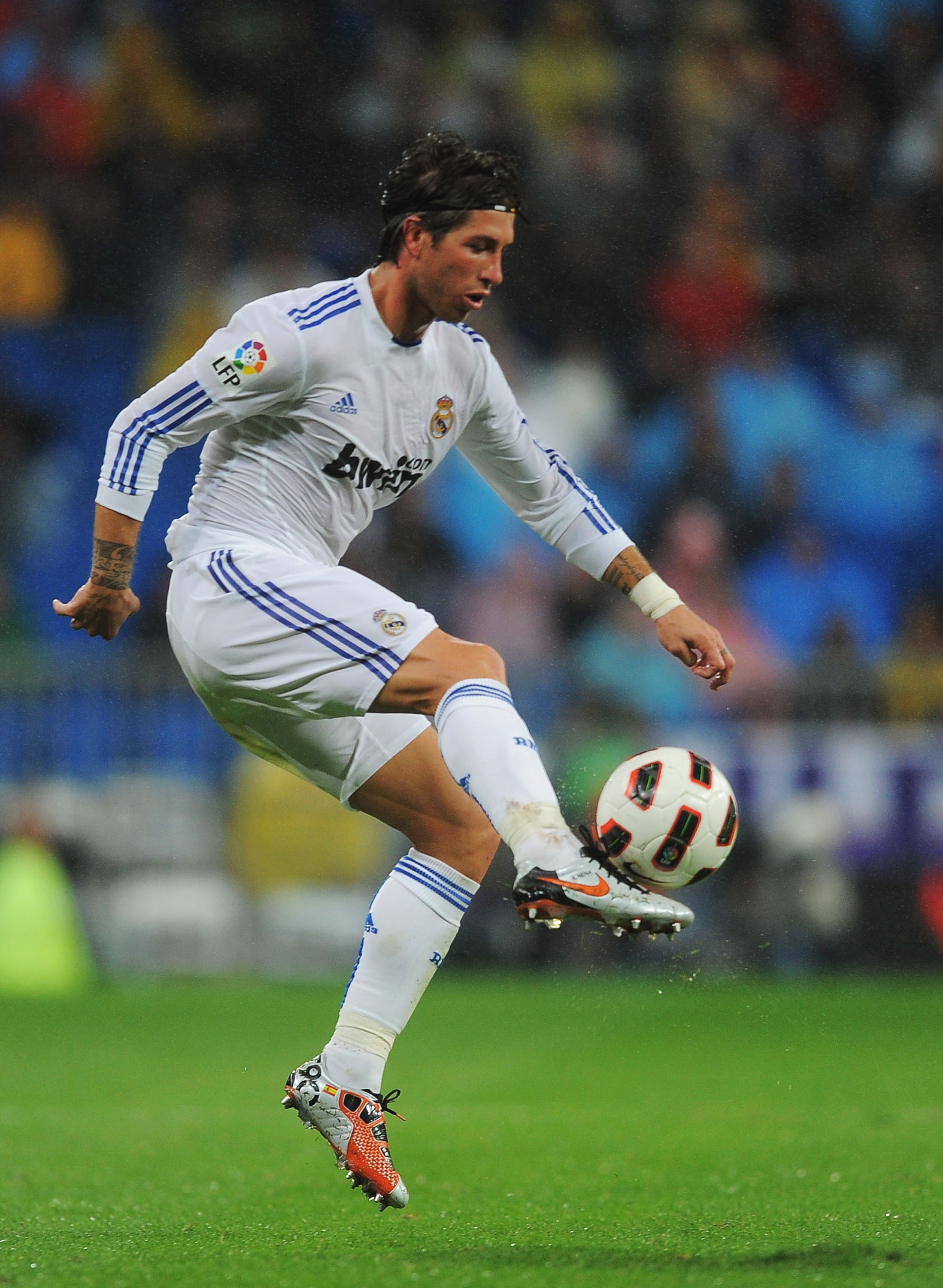 MADRID, SPAIN - OCTOBER 03:  Sergio Ramos of Real Madrid crosses the ball  during their La Liga match against Deportivo La Coruna  at Estadio Santiago Bernabeu on October 3, 2010 in Madrid, Spain.  (Photo by Denis Doyle/Getty Images)