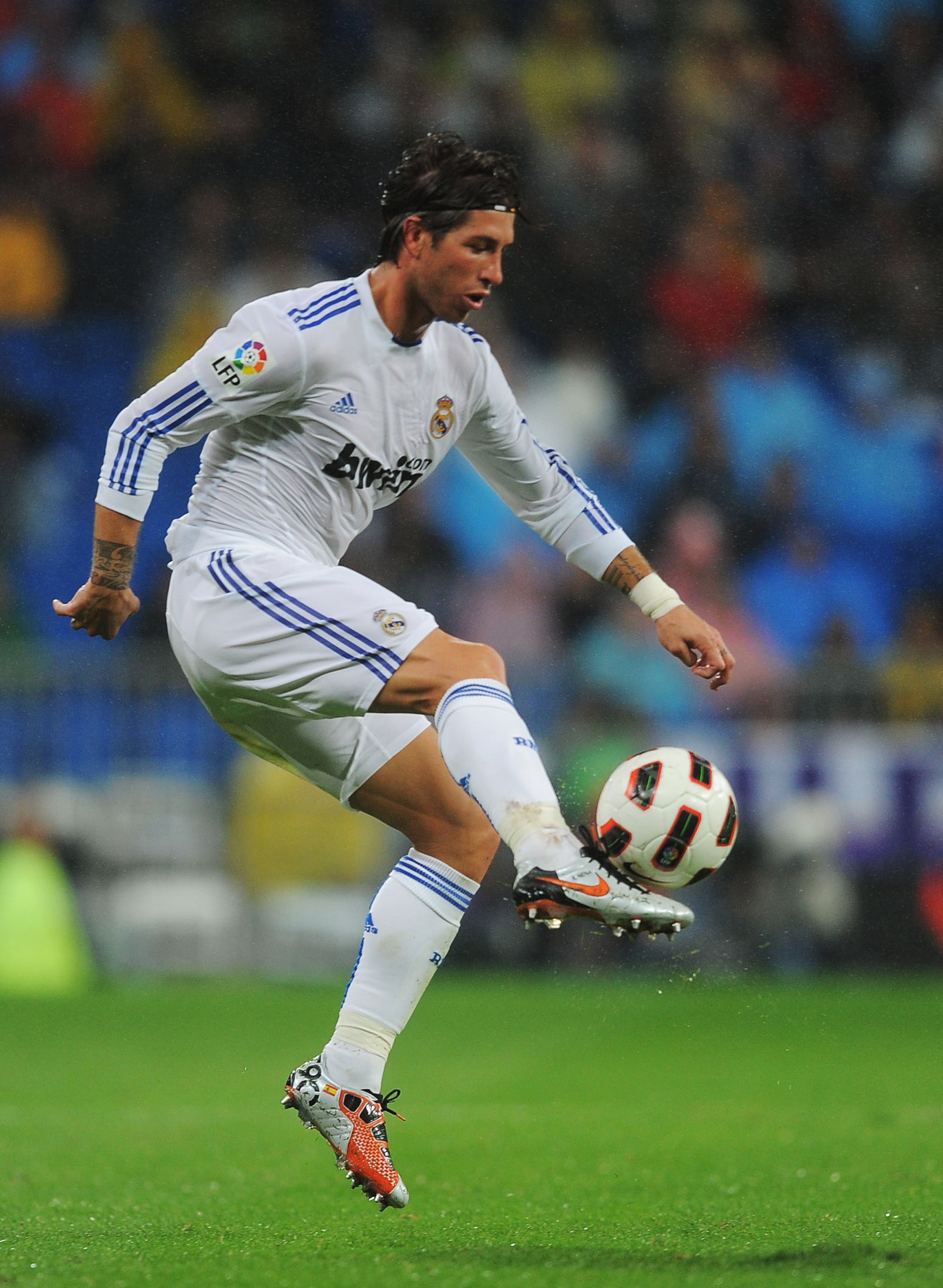 MADRID, SPAIN - OCTOBER 03:  Sergio Ramos of Real Madrid crosses the ball  during their La Liga match against Deportivo La Coruna  at Estadio Santiago Bernabeu on October 3, 2010 in Madrid, Spain.  (Photo by Denis Doyle/Getty Images)