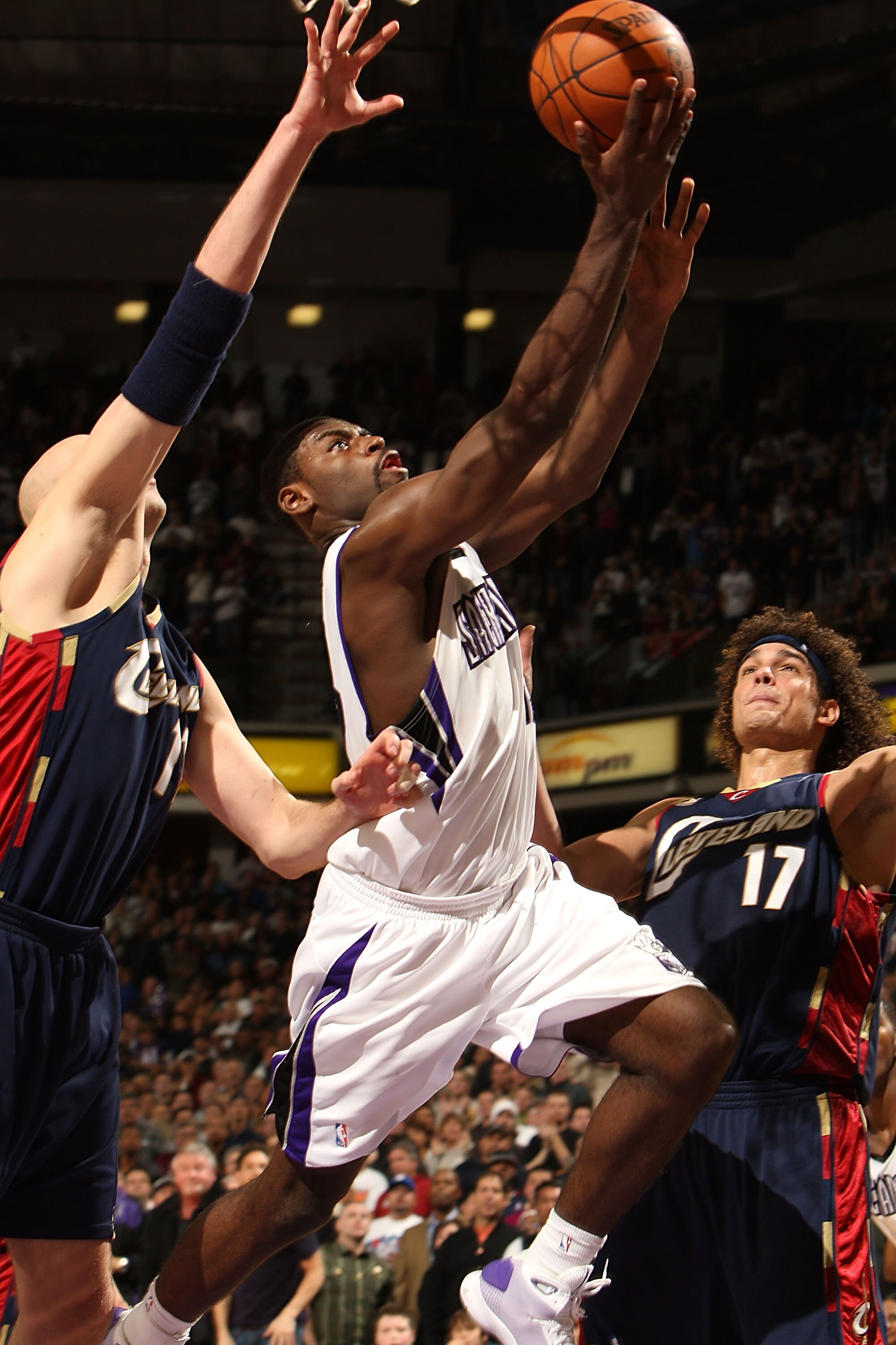 SACRAMENTO, CA - DECEMBER 23:  Tyreke Evans #13 of the Sacramento shoots against the Cleveland Cavaliers during an NBA game at ARCO Arena on December 23, 2009 in Sacramento, California.  NOTE TO USER: User expressly acknowledges and agrees that, by downlo
