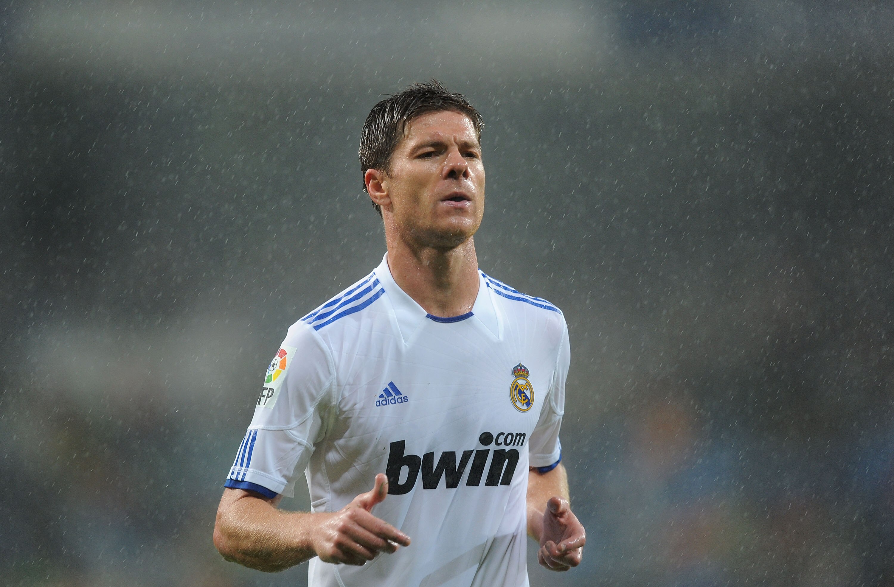 MADRID, SPAIN - OCTOBER 03:  Xabi Alonso of Real Madrid goes to take a corner kick during the La Liga match between Real Madrid and Deportivo La Coruna  at Estadio Santiago Bernabeu on October 3, 2010 in Madrid, Spain.  (Photo by Denis Doyle/Getty Images)