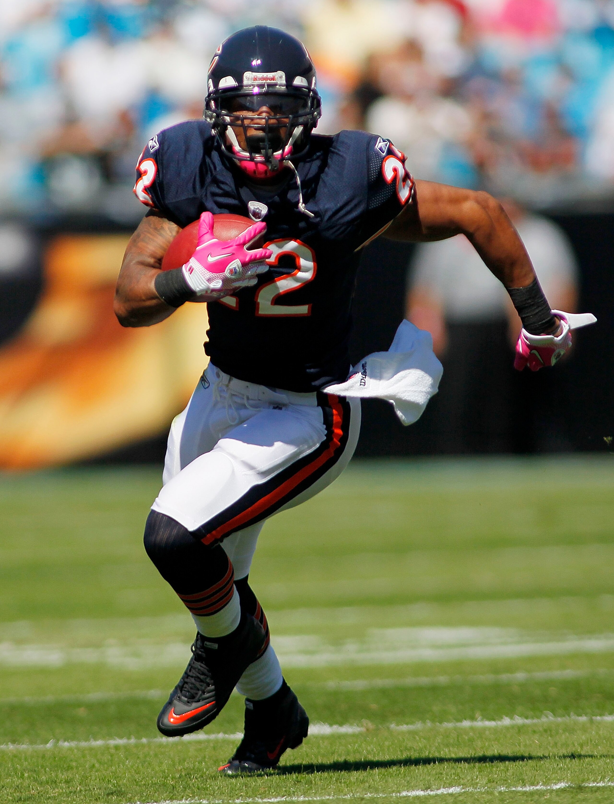 CHARLOTTE, NC - OCTOBER 10: Running back Matt Forte #22 of the Chicago Bears runs with the ball against the Carolina Panthers at Bank of America Stadium on October 10, 2010 in Charlotte, North Carolina. (Photo by Geoff Burke/Getty Images)