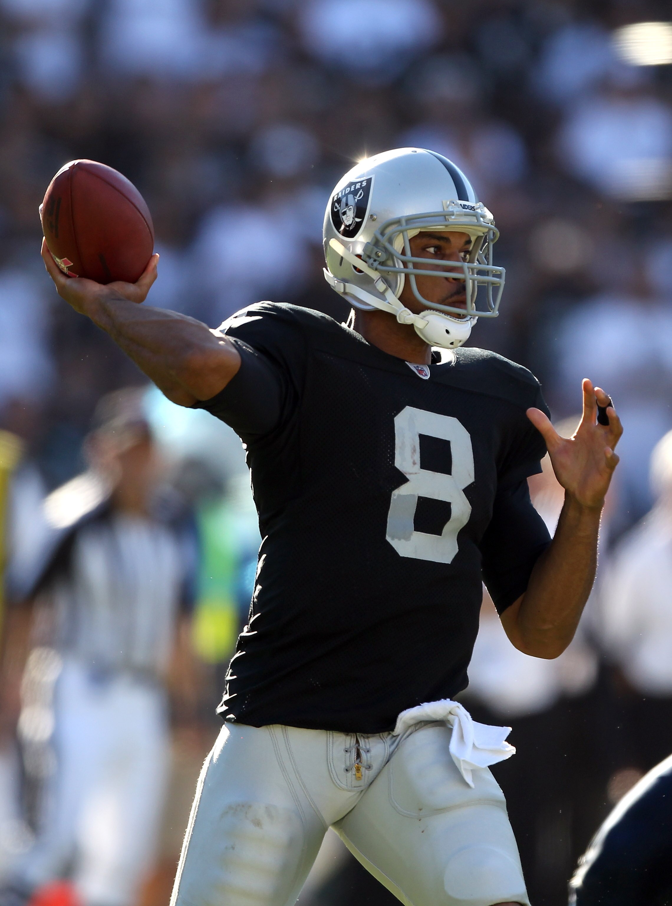 OAKLAND, CA - OCTOBER 10:  Jason Campbell #8 of the Oakland Raiders passes the ball against the San Diego Chargers at Oakland-Alameda County Coliseum on October 10, 2010 in Oakland, California.  (Photo by Ezra Shaw/Getty Images)