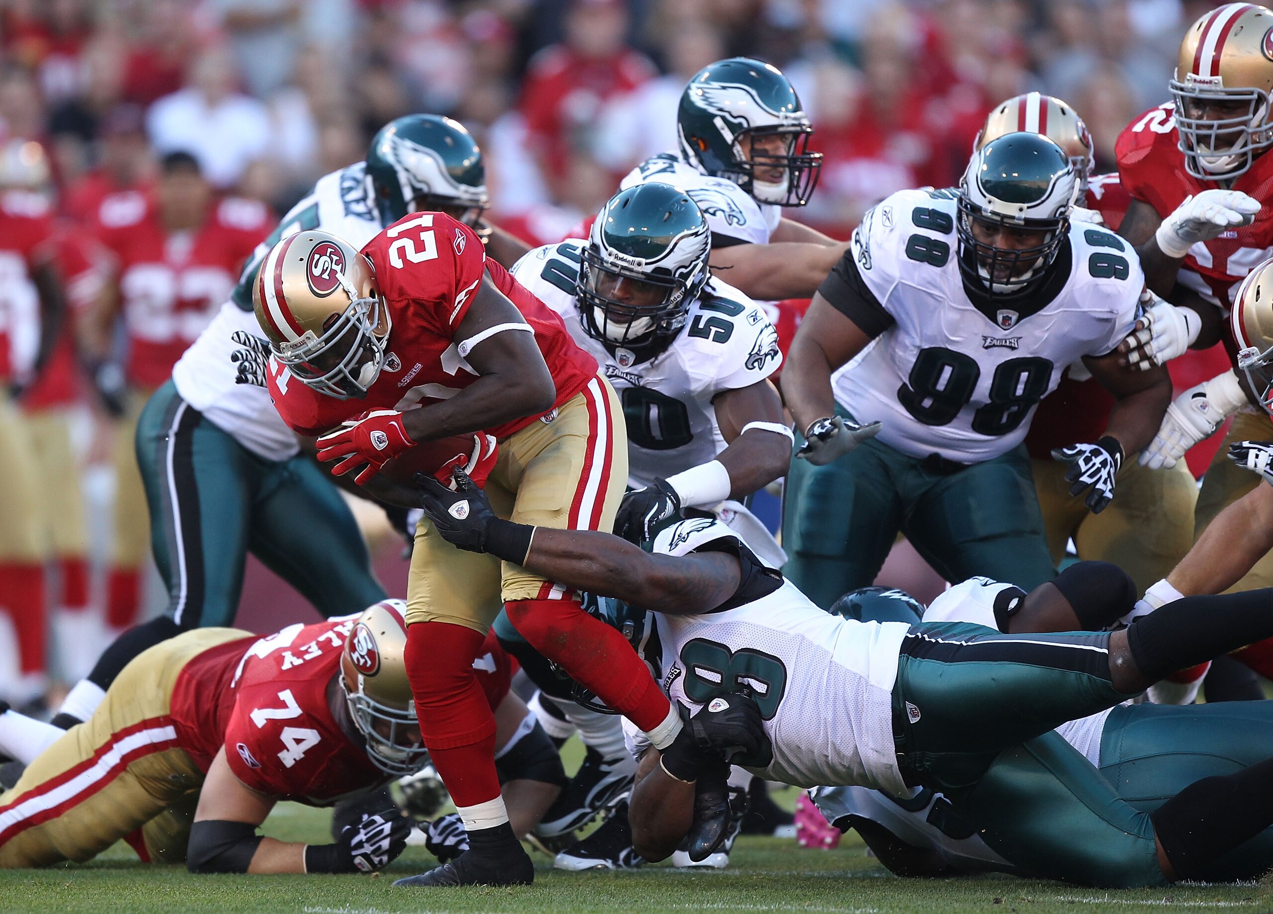 SAN FRANCISCO - OCTOBER 10:  Frank Gore #21 of the San Francisco 49ers runs against the Philadelphia Eagles during an NFL game at Candlestick Park on October 10, 2010 in San Francisco, California.  (Photo by Jed Jacobsohn/Getty Images)