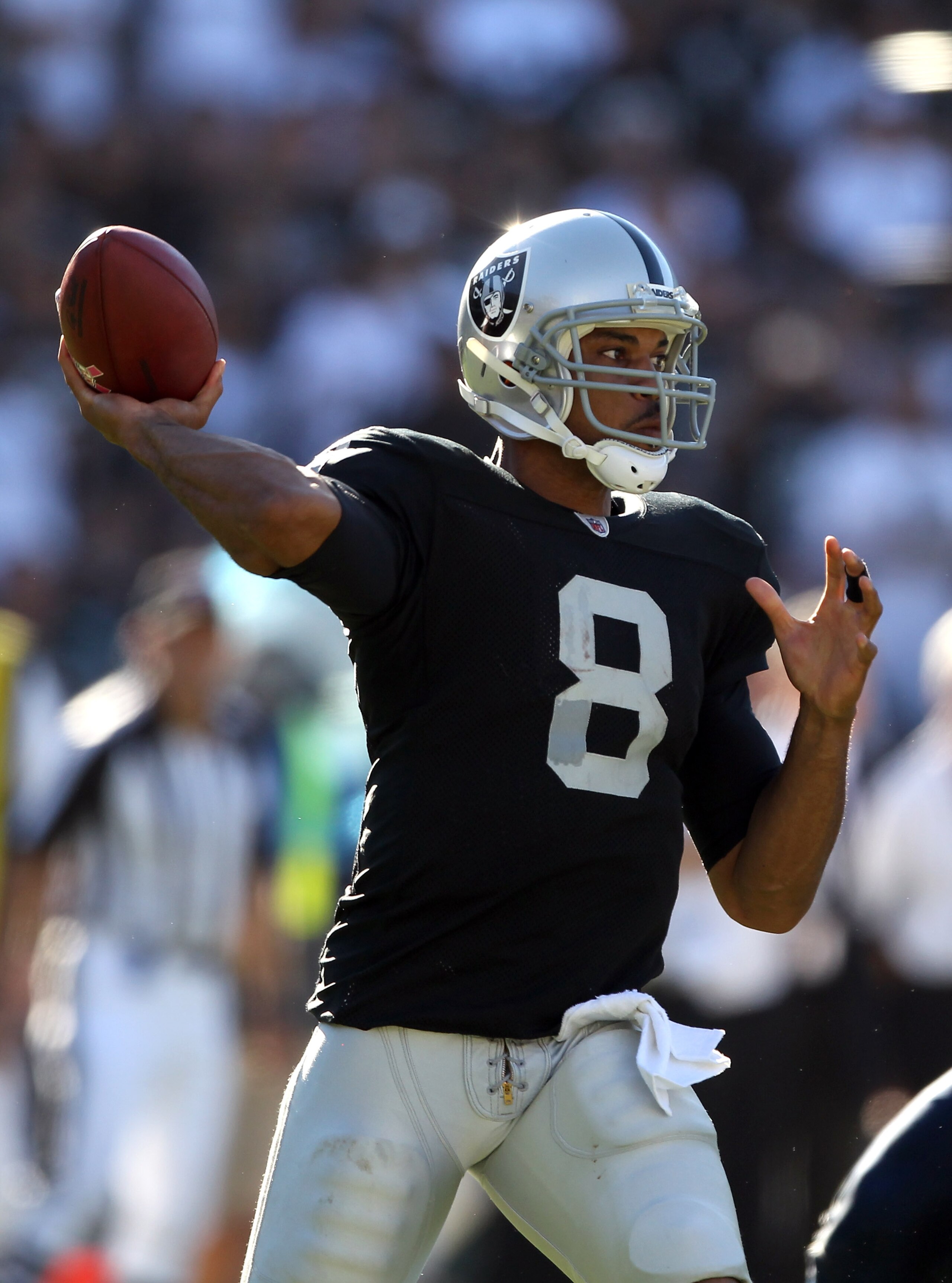 OAKLAND, CA - OCTOBER 10: Jason Campbell #8 of the Oakland Raiders passes the ball against the San Diego Chargers at Oakland-Alameda County Coliseum on October 10, 2010 in Oakland, California. (Photo by Ezra Shaw/Getty Images) OAKLAND, CA - OCTOBER 10: Jason Campbell #8 of the Oakland Raiders passes the ball against the San Diego Chargers at Oakland-Alameda County Coliseum on October 10, 2010 in Oakland, California. (Photo by Ezra Shaw/Getty Images)