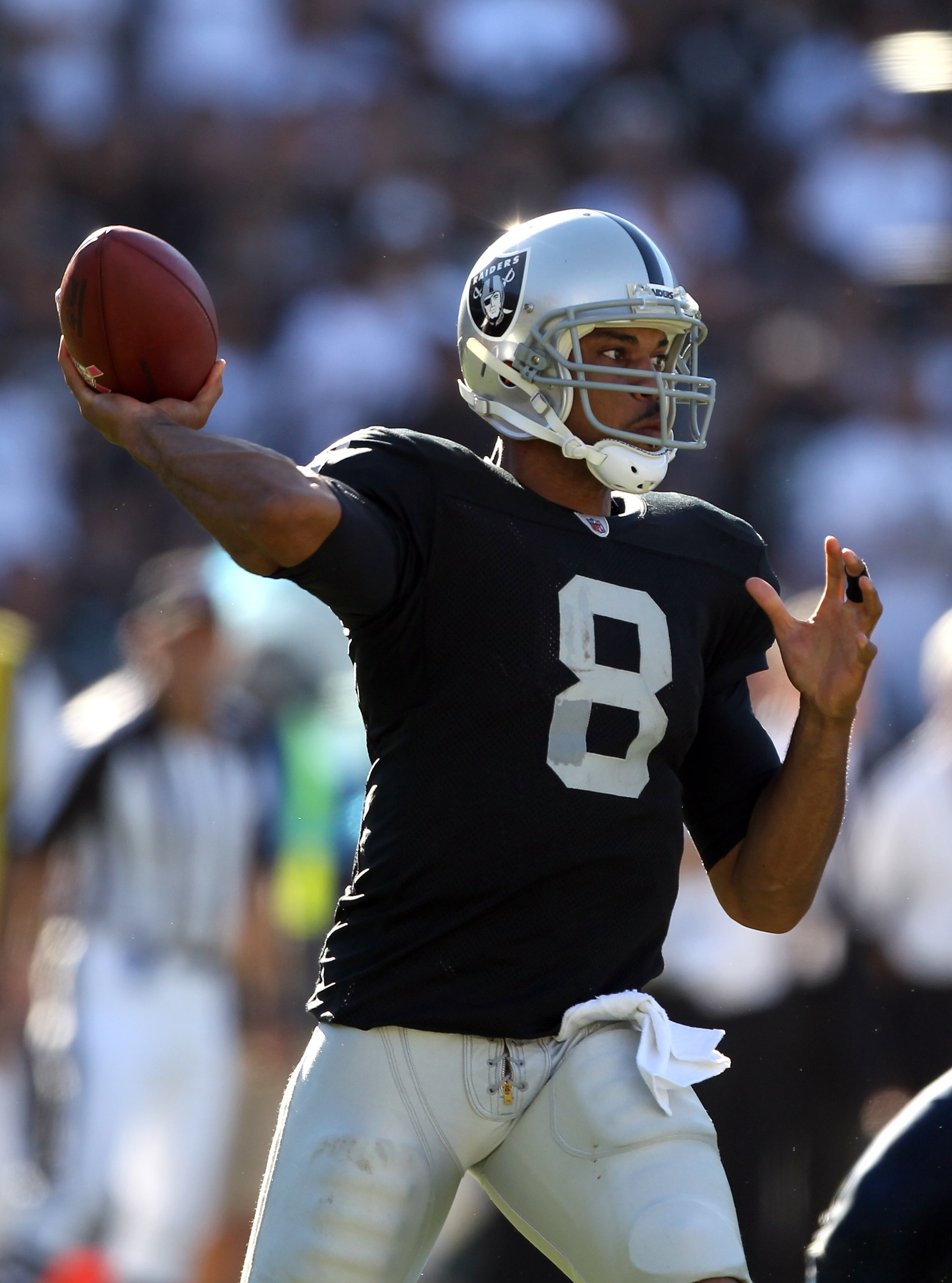 OAKLAND, CA - OCTOBER 10:  Jason Campbell #8 of the Oakland Raiders passes the ball against the San Diego Chargers at Oakland-Alameda County Coliseum on October 10, 2010 in Oakland, California.  (Photo by Ezra Shaw/Getty Images)
