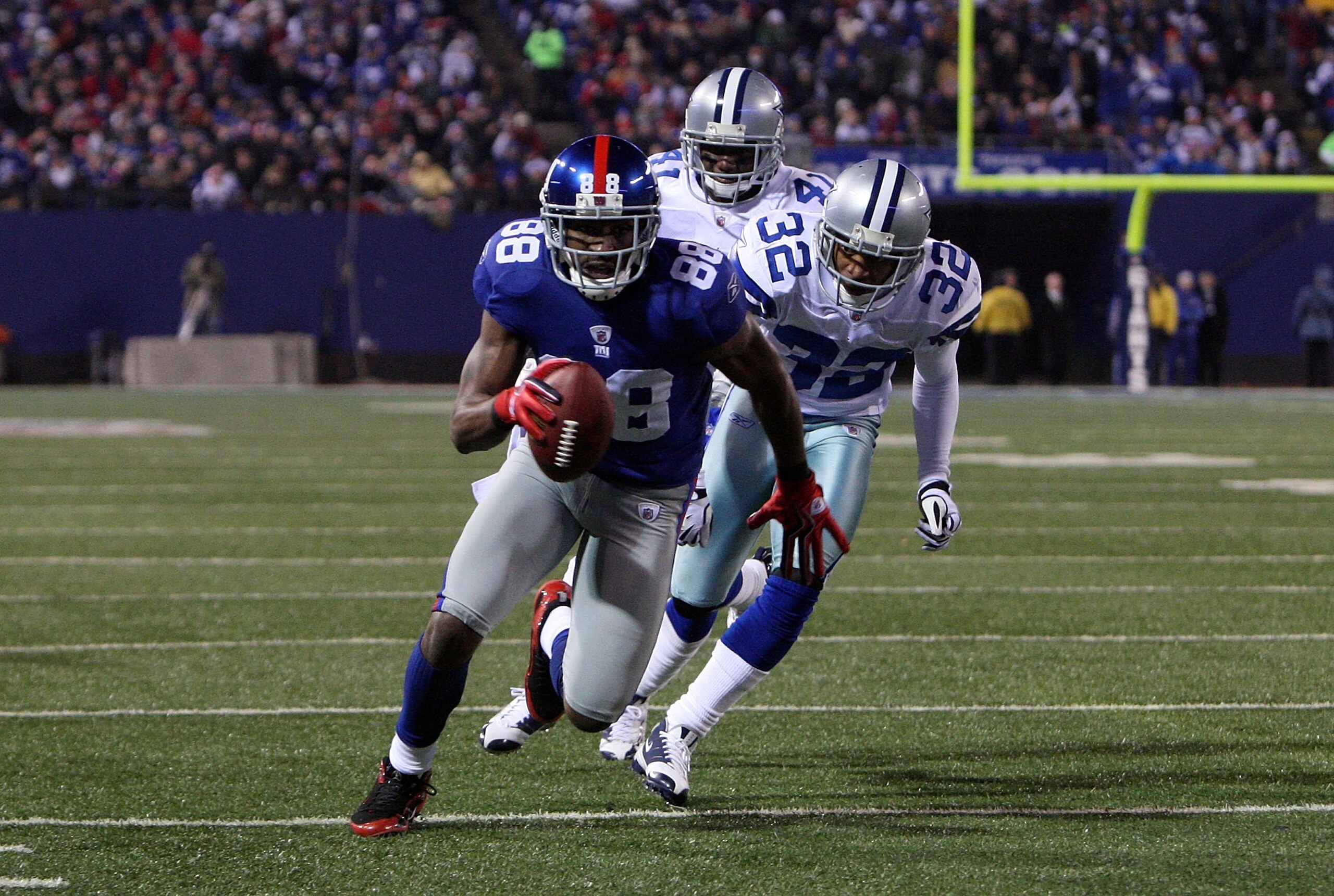 EAST RUTHERFORD, NJ - DECEMBER 06:  Hakeem Nicks #88 of the New York Giants scores on a 21-yard touchdown reception in the second quarter against Terence Newman #41 and Orlando Scandrick #32 of the Dallas Cowboys at Giants Stadium on December 6, 2009 in E