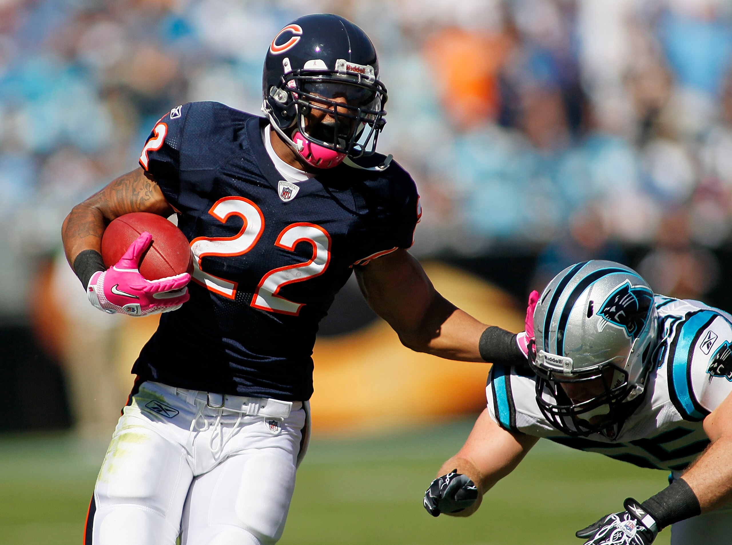 CHARLOTTE, NC - OCTOBER 10: Running back Matt Forte #22 of the Chicago Bears runs past linebacker Dan Connor #55 of the Carolina Panthers at Bank of America Stadium on October 10, 2010 in Charlotte, North Carolina. (Photo by Geoff Burke/Getty Images)