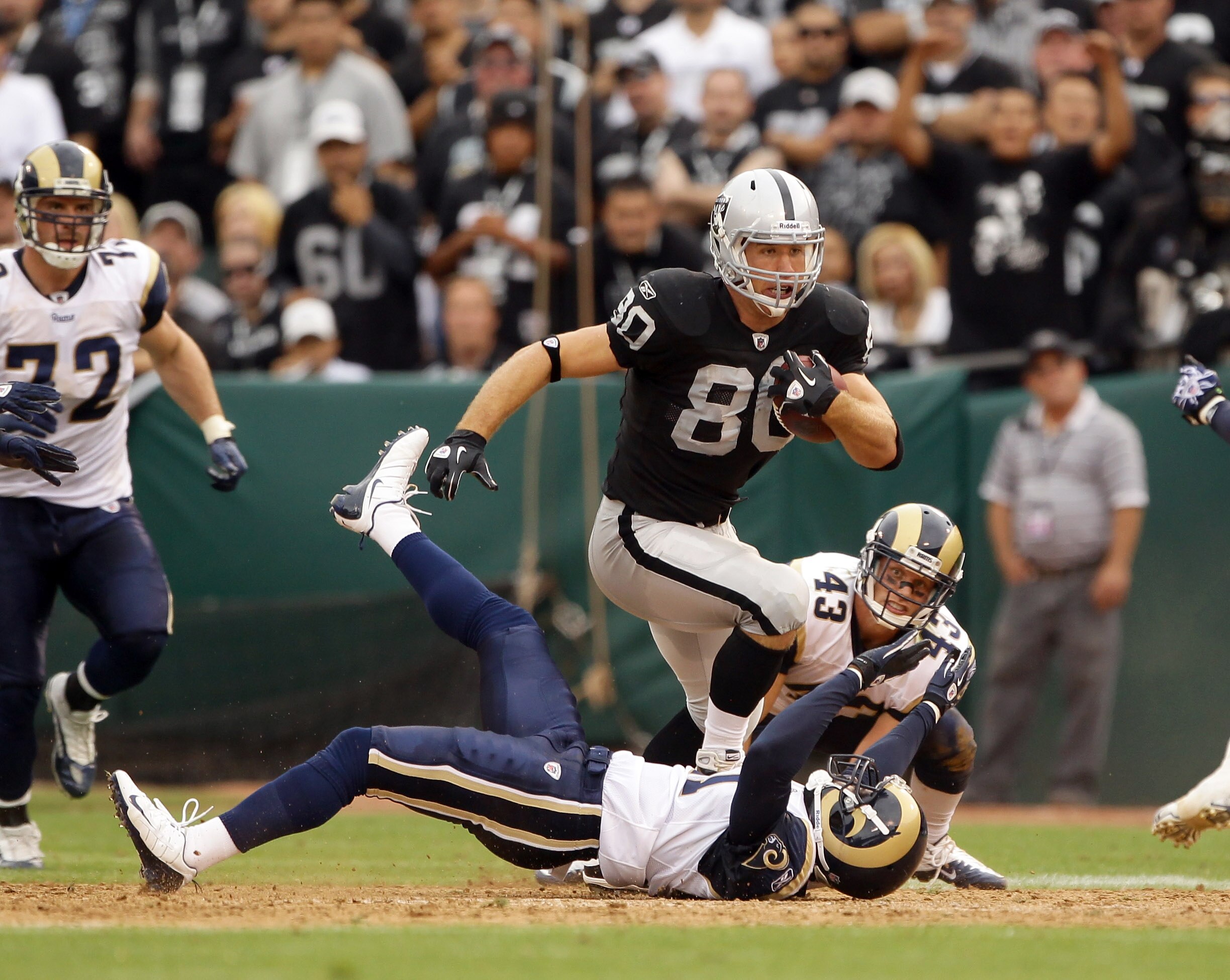 OAKLAND, CA - SEPTEMBER 19:  Zach Miller #80 of the Oakland Raiders in action during their game against the St. Louis Rams at the Oakland-Alameda County Coliseum on September 19, 2010 in Oakland, California.  (Photo by Ezra Shaw/Getty Images)