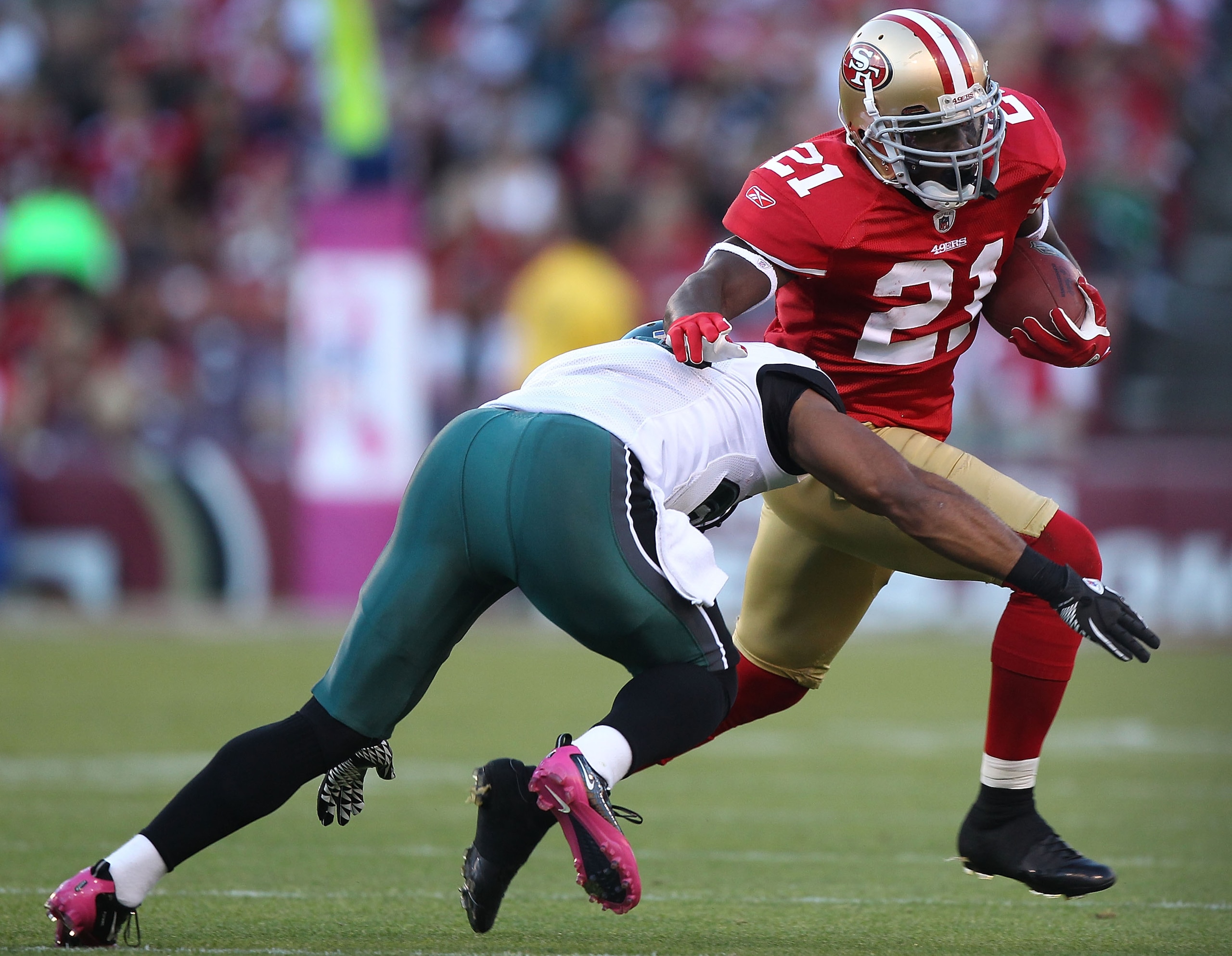 SAN FRANCISCO - OCTOBER 10:  Frank Gore #21 of the San Francisco 49ers runs against the Philadelphia Eagles during an NFL game at Candlestick Park on October 10, 2010 in San Francisco, California.(Photo by Jed Jacobsohn/Getty Images)