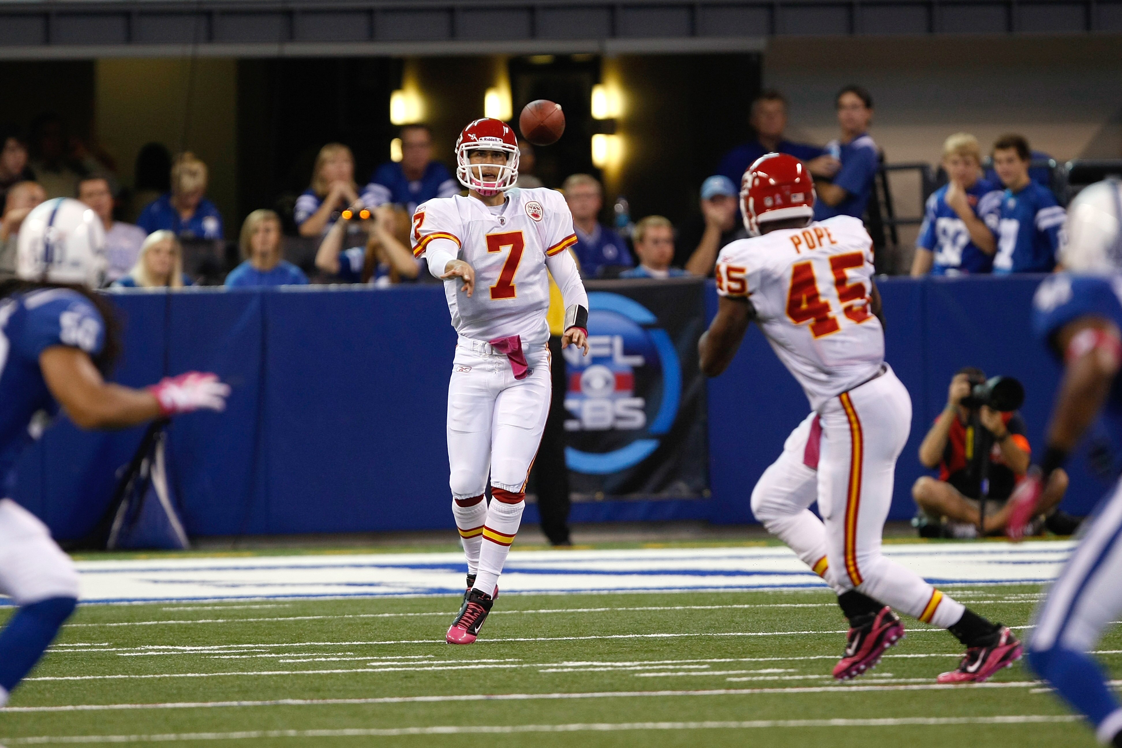 INDIANAPOLIS, IN - OCTOBER 10: Leonard Pope #45 of the Kansas City Chiefs catches the football from Matt Cassel #7 against the Indianapolis Colts at Lucas Oil Stadium on October 10, 2010 in Indianapolis, Indiana.  (Photo by Scott Boehm/Getty Images)