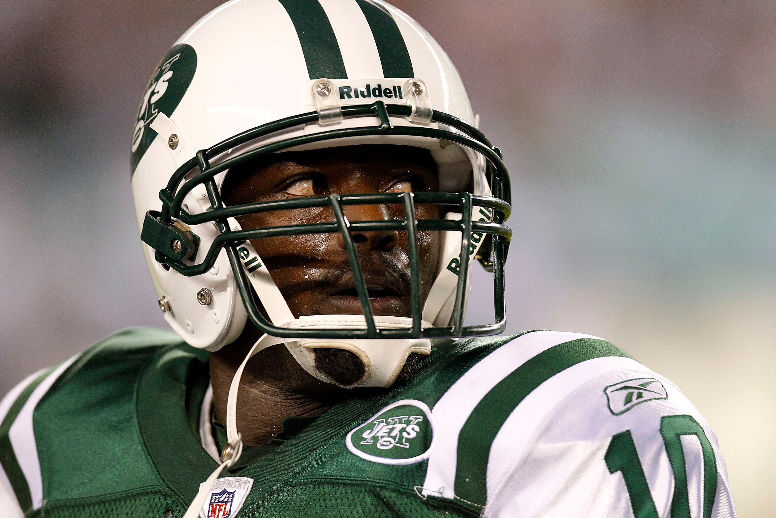 PHILADELPHIA - SEPTEMBER 02:  Santonio Holmes #10 of the New York Jets looks at the clock during a preseason game against the Philadelphia Eagles at Lincoln Financial Field on September 2, 2010 in Philadelphia, Pennsylvania.  (Photo by Jeff Zelevansky/Get