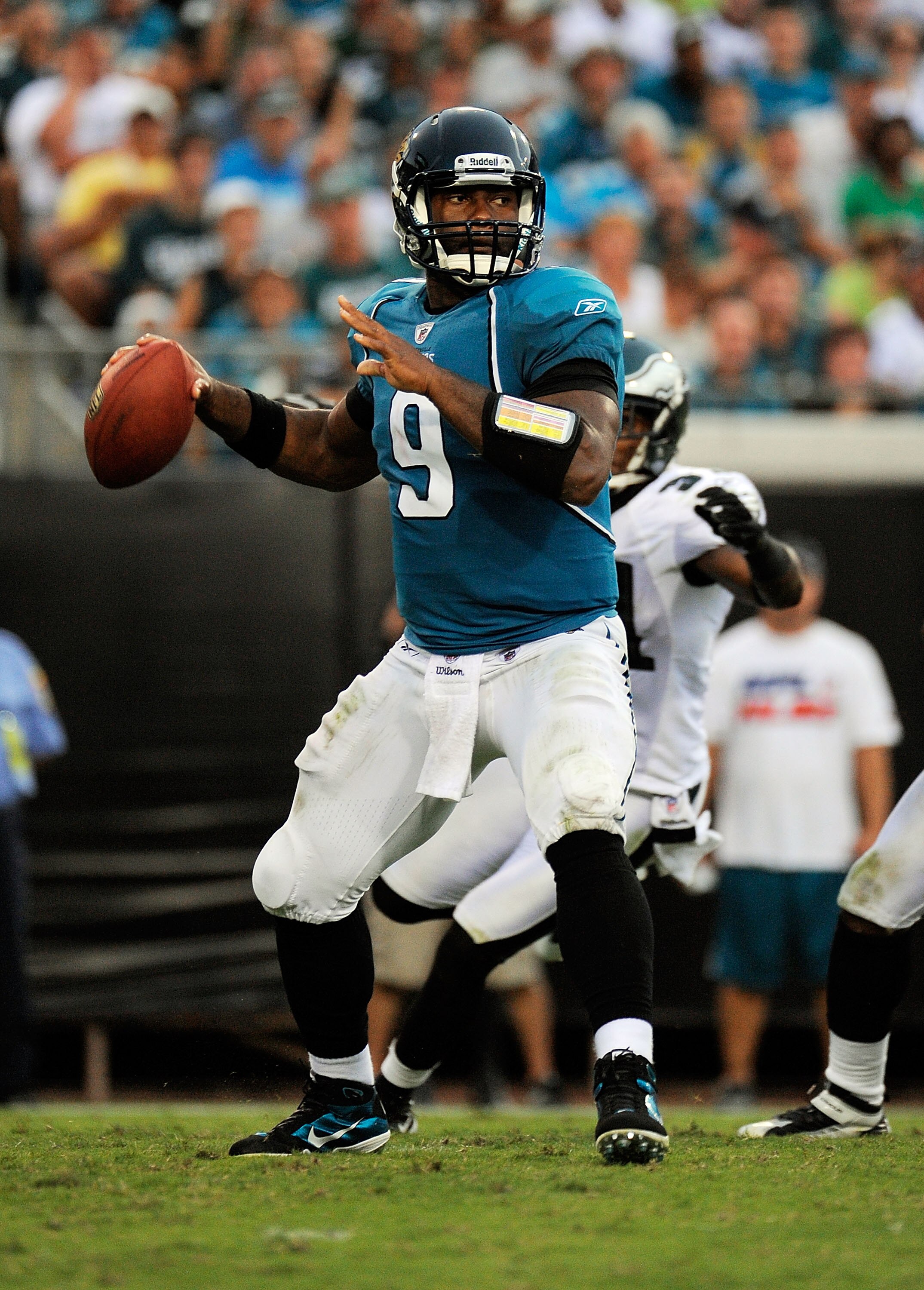 JACKSONVILLE, FL - SEPTEMBER 26:  Quarterback David Garrard #9 of the Jacksonville Jaguars throws a pass against the Philadelphia Eagles at EverBank Field on September 26, 2010 in Jacksonville, Florida. The Eagles defeated the Jaguars 28-3.  (Photo by Dou