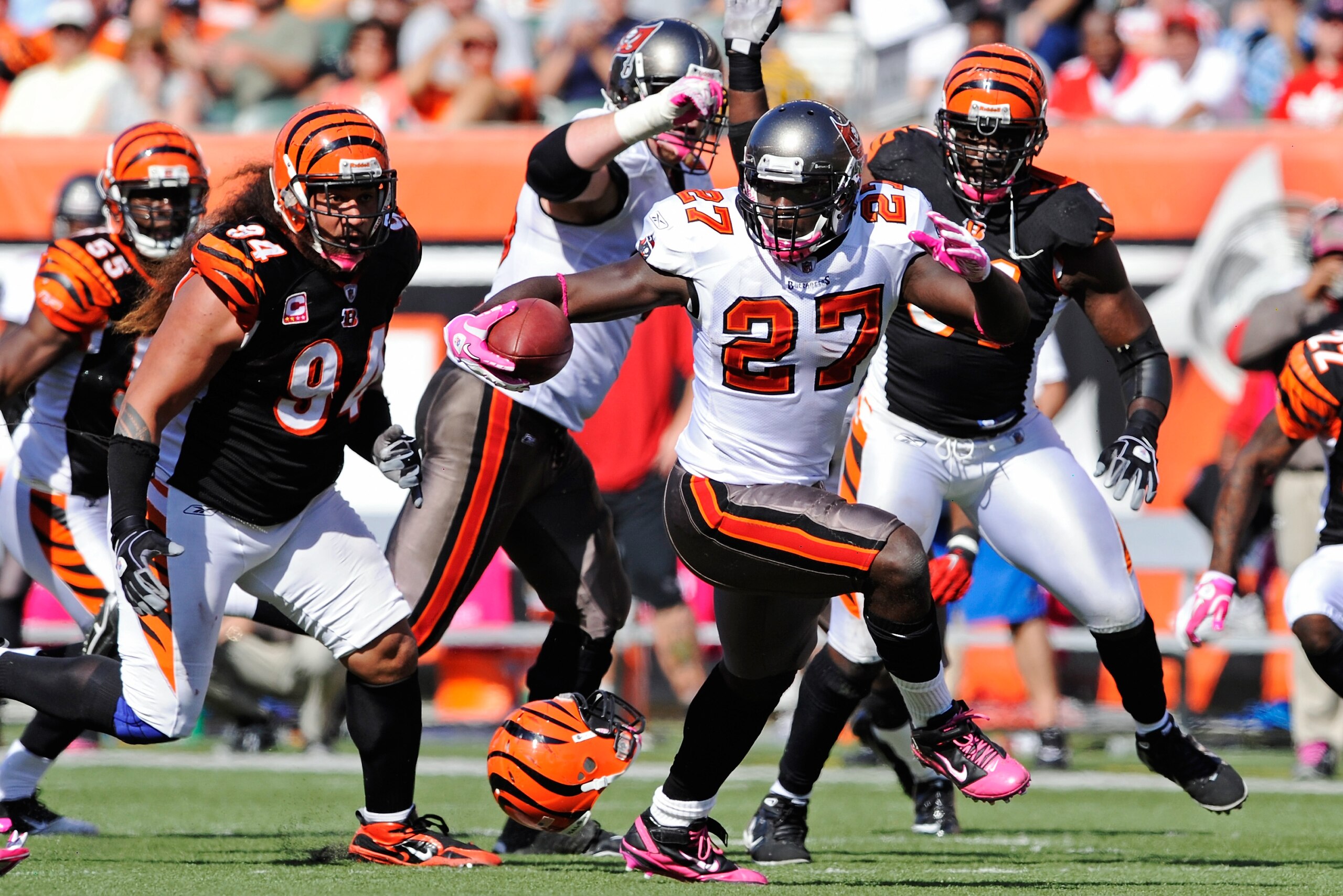 CINCINNATI, OH - OCTOBER 10:  LeGarrette Blount #27 of the Tampa Bay Buccaneers reverses his direction while running with the ball against the Cincinnati Bengals at Paul Brown Stadium on October 10, 2010 in Cincinnati, Ohio.  (Photo by Jamie Sabau/Getty I