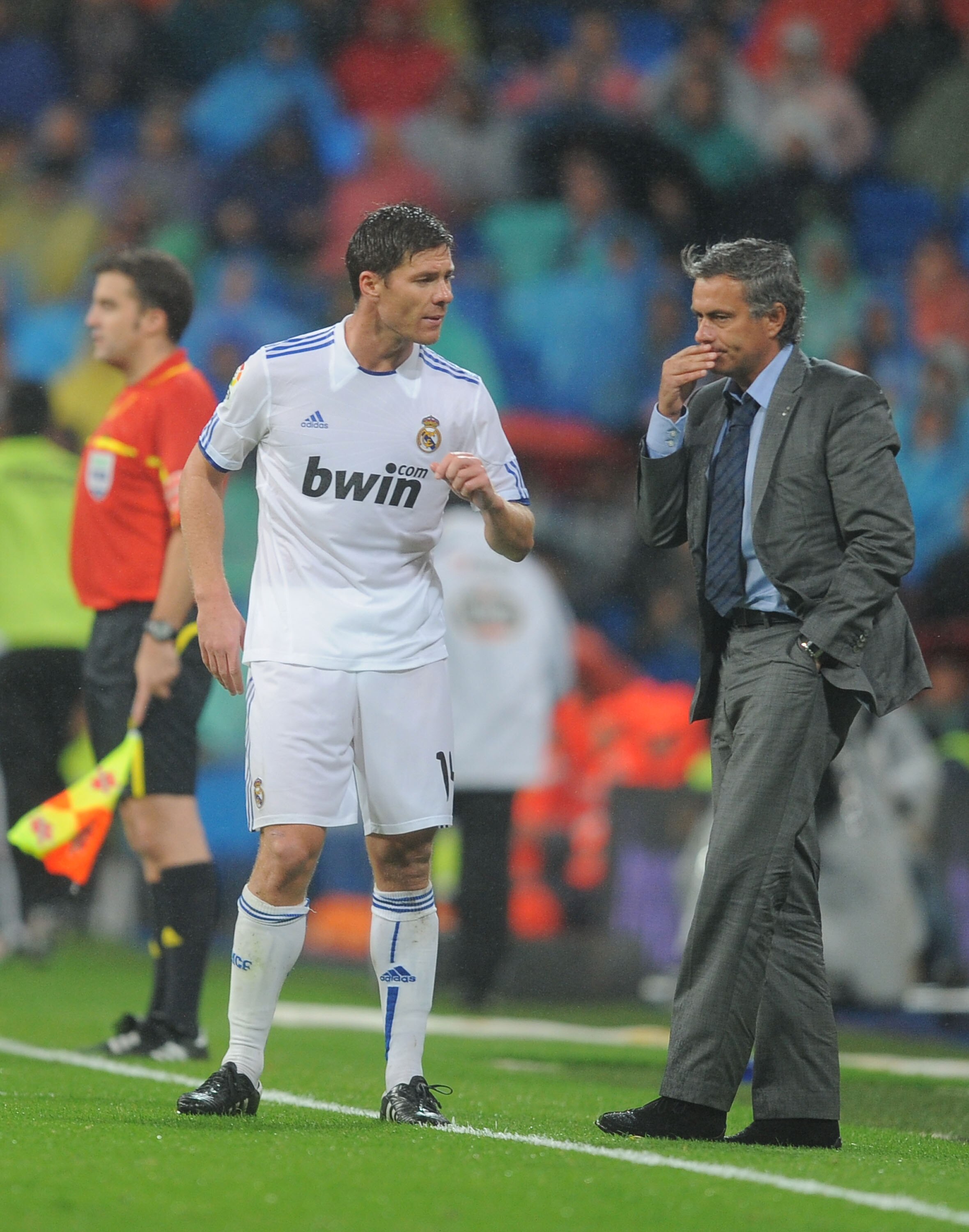 MADRID, SPAIN - OCTOBER 03:  Real Madrid's manager Jose Mourinho has a word with Xabi Alonso during the La Liga match between Real Madrid and  Deportivo La Coruna  at Estadio Santiago Bernabeu on October 3, 2010 in Madrid, Spain. (Photo by Denis Doyle/Get