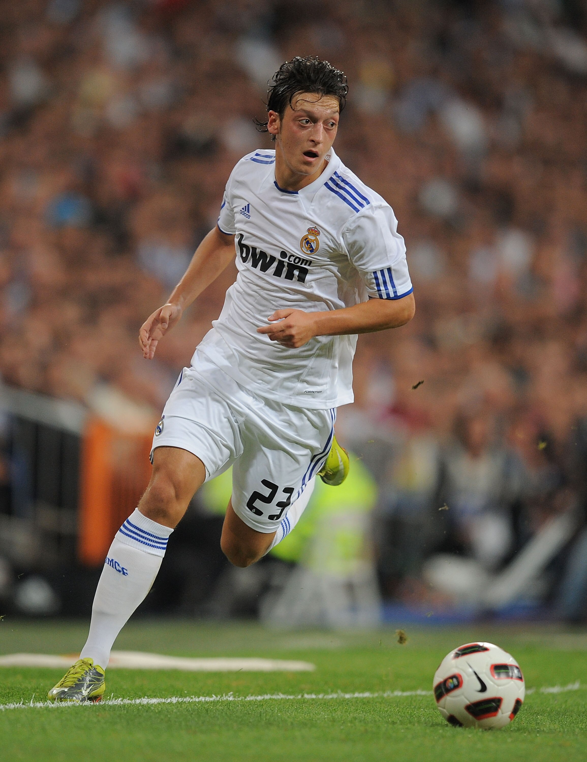 MADRID, SPAIN - SEPTEMBER 21:  Mesut Ozil of Real Madrid in action during the La Liga match between Real Madrid and Espanyol at Estadio Santiago Bernabeu on September 21, 2010 in Madrid, Spain.  (Photo by Denis Doyle/Getty Images)