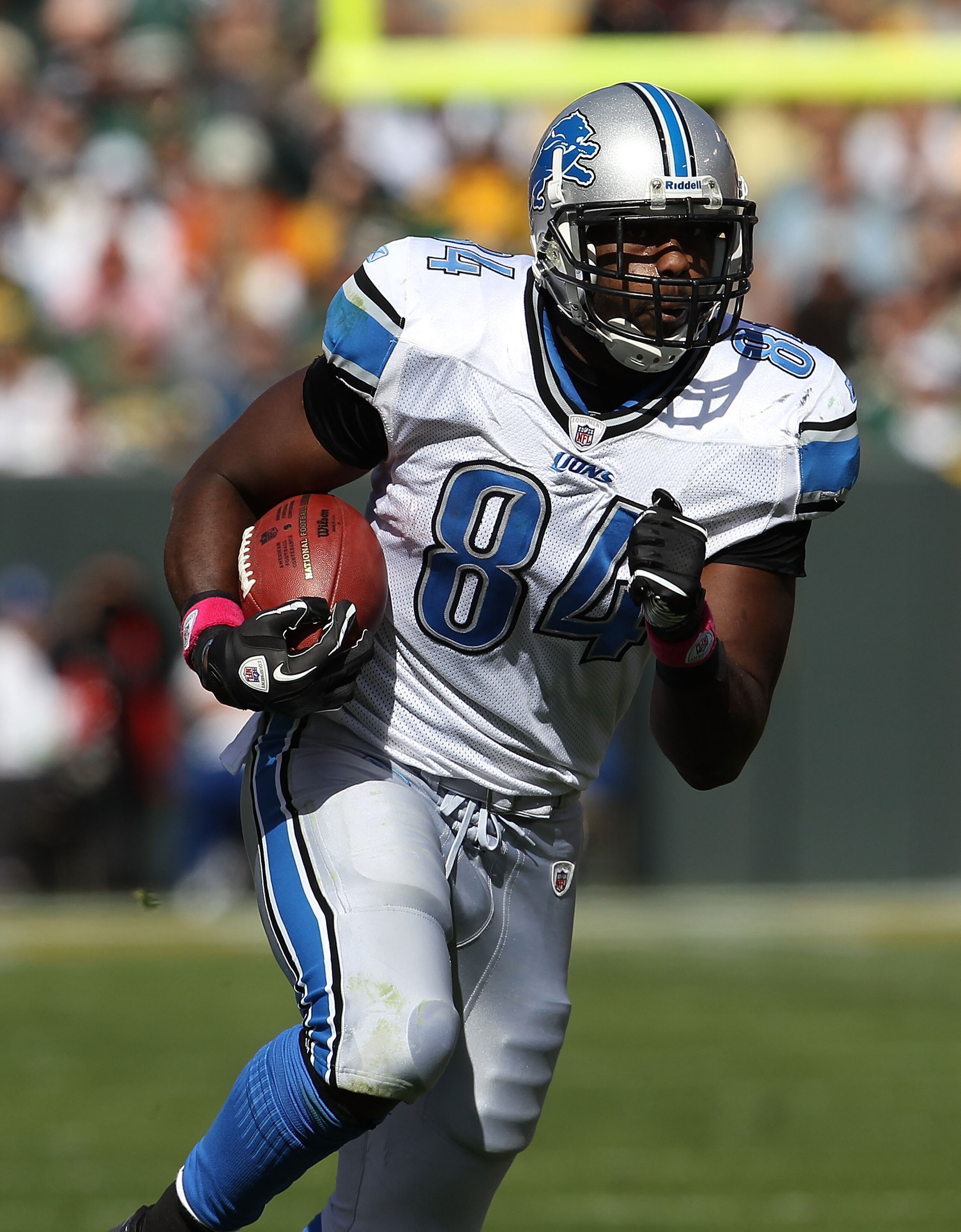 GREEN BAY, WI - OCTOBER 03: Brandon Pettigrew #84 of the Detroit Lions runs after a catch against the Green Bay Packers at Lambeau Field on October 3, 2010 in Green Bay, Wisconsin. The Packers defeated the Lions 28-26. (Photo by Jonathan Daniel/Getty Imag