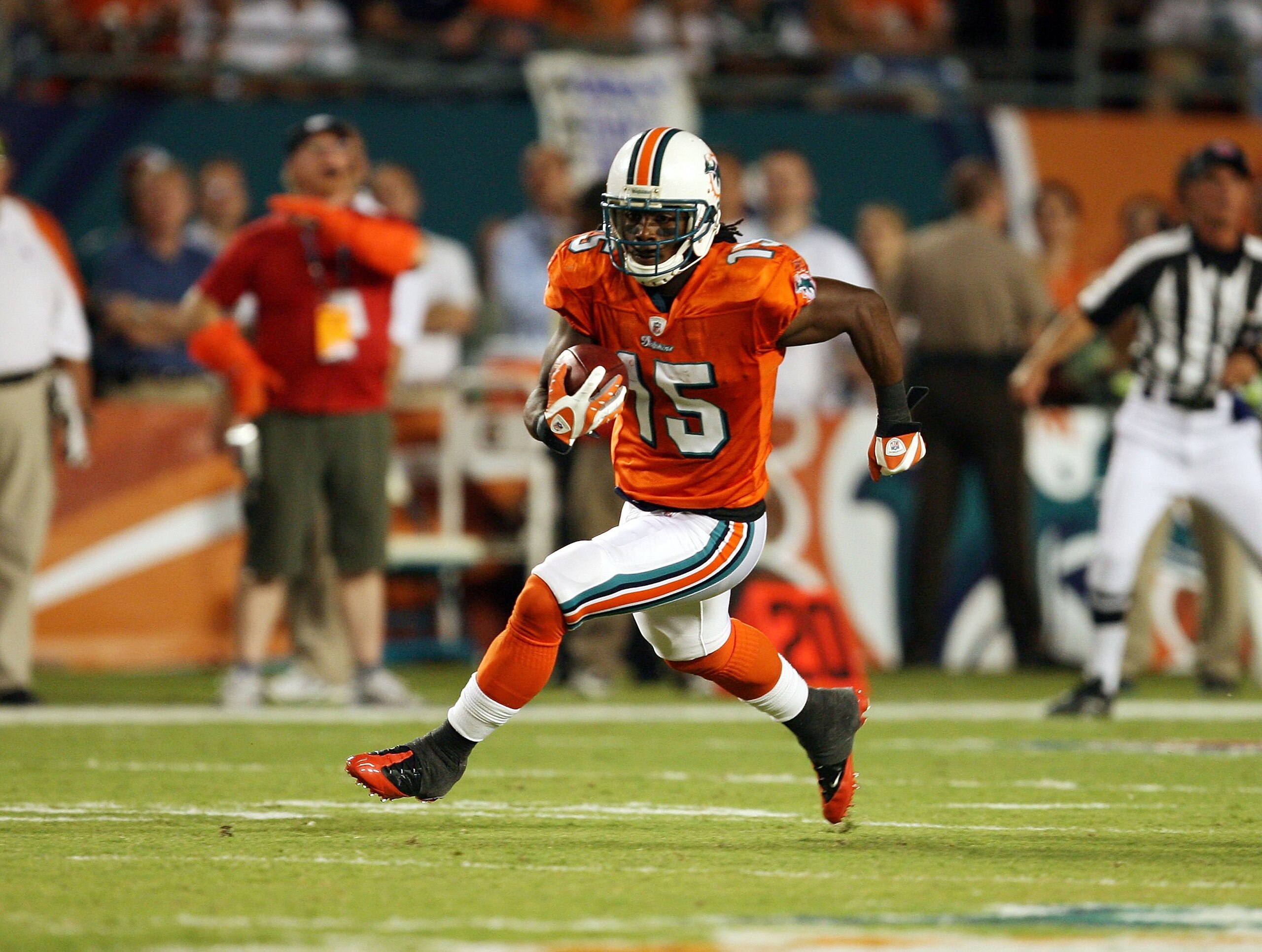 MIAMI - OCTOBER 12: Wide receiver Davone Bess #15 of the Miami Dolphins looks for room to run against the New York Jets at Land Shark Stadium on October 12, 2009 in Miami, Florida. The Dolphins defeated the Jets 31-27. (Photo by Doug Benc/Getty Images) MIAMI - OCTOBER 12: Wide receiver Davone Bess #15 of the Miami Dolphins looks for room to run against the New York Jets at Land Shark Stadium on October 12, 2009 in Miami, Florida. The Dolphins defeated the Jets 31-27. (Photo by Doug Benc/Getty Images)