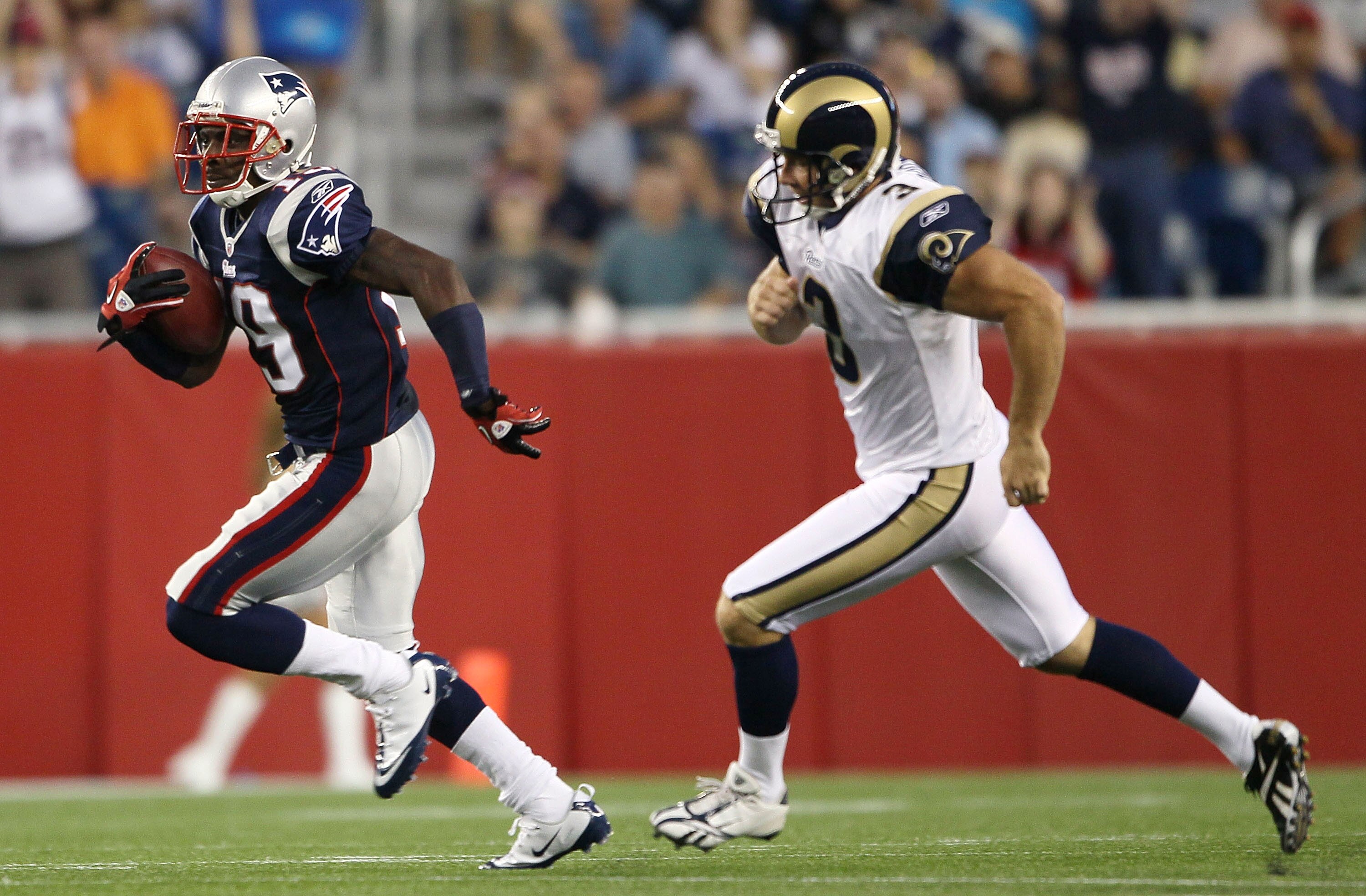 FOXBORO, MA - AUGUST 26:  Brandon Tate #19 of the New England Patriots carries the opening kickoff for a touchdown as Josh Brown #3 of the St. Louis Rams runs after him on August 26, 2010 at Gillette Stadium in Foxboro, Massachusetts.  (Photo by Elsa/Gett