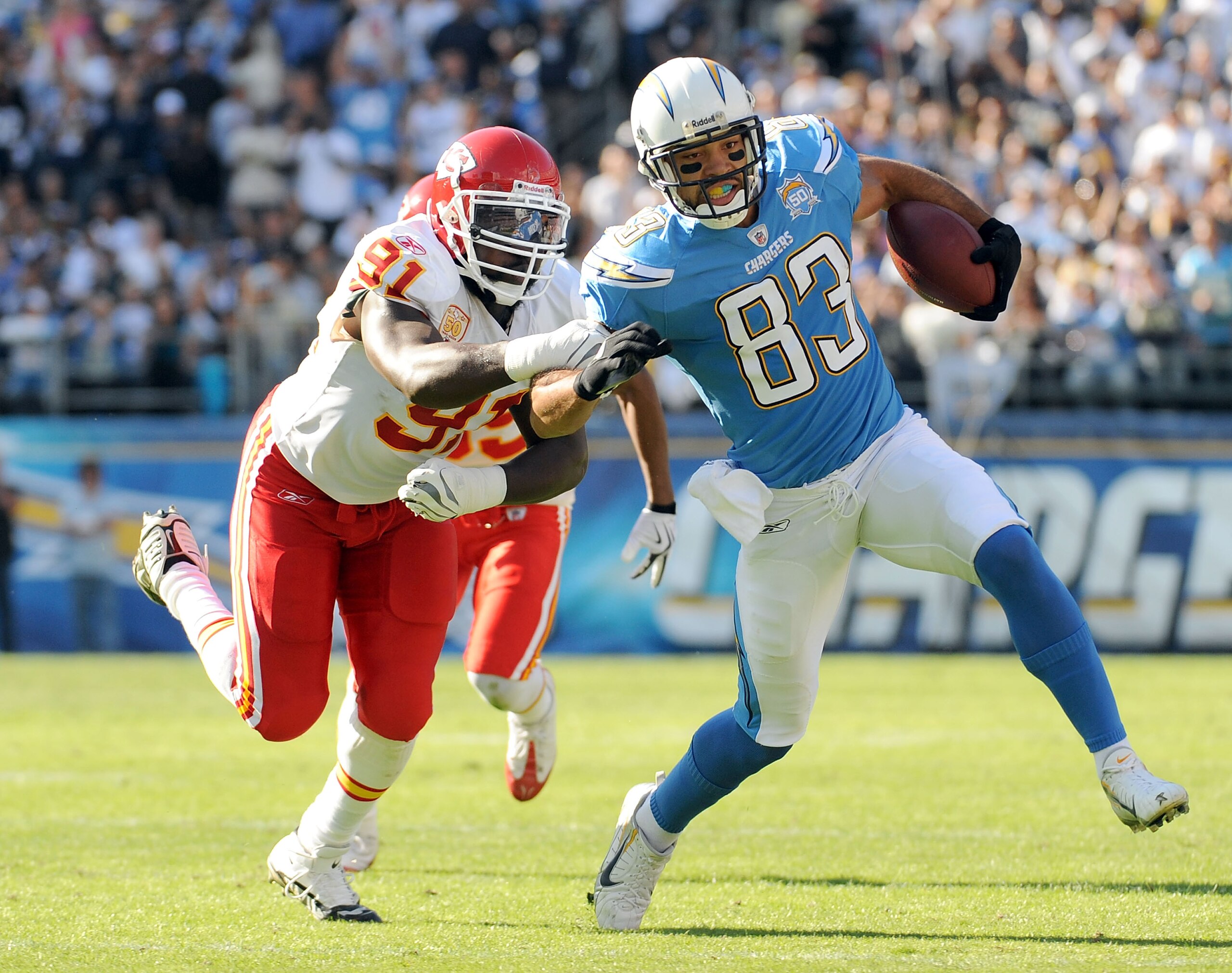 SAN DIEGO - NOVEMBER 29:  Vincent Jackson #83 of the San Diego Chargers runs for 12 yeards on a reverse aroundTamba Hali #91 of the Kansas City Chiefs during the first quarter at Qualcomm Stadium on November 29, 2009 in San Diego, California.  (Photo by H