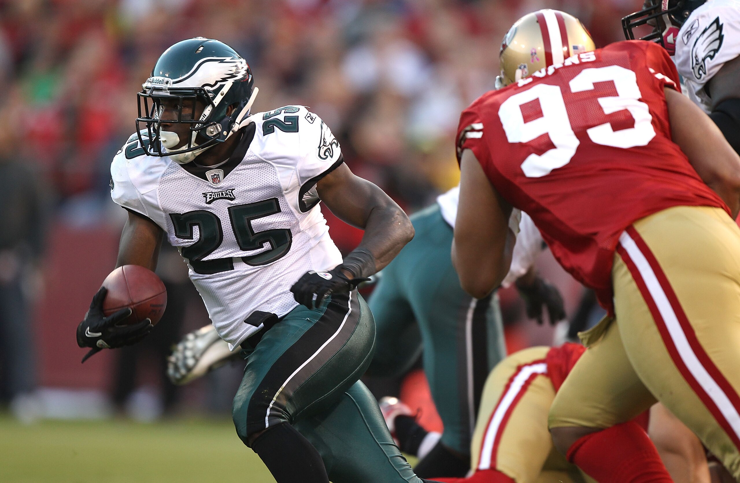 SAN FRANCISCO - OCTOBER 10:  LeSean McCoy #25 of the Philadelphia Eagles runs against the San Francisco 49ers during an NFL game at Candlestick Park on October 10, 2010 in San Francisco, California.  (Photo by Jed Jacobsohn/Getty Images)