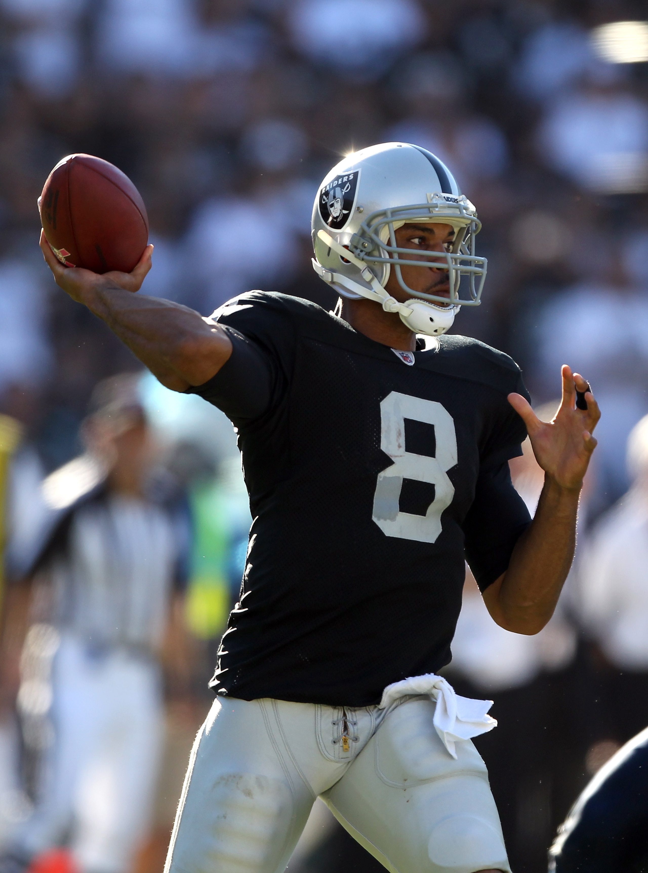 OAKLAND, CA - OCTOBER 10: Jason Campbell #8 of the Oakland Raiders passes the ball against the San Diego Chargers at Oakland-Alameda County Coliseum on October 10, 2010 in Oakland, California. (Photo by Ezra Shaw/Getty Images) OAKLAND, CA - OCTOBER 10: Jason Campbell #8 of the Oakland Raiders passes the ball against the San Diego Chargers at Oakland-Alameda County Coliseum on October 10, 2010 in Oakland, California. (Photo by Ezra Shaw/Getty Images)