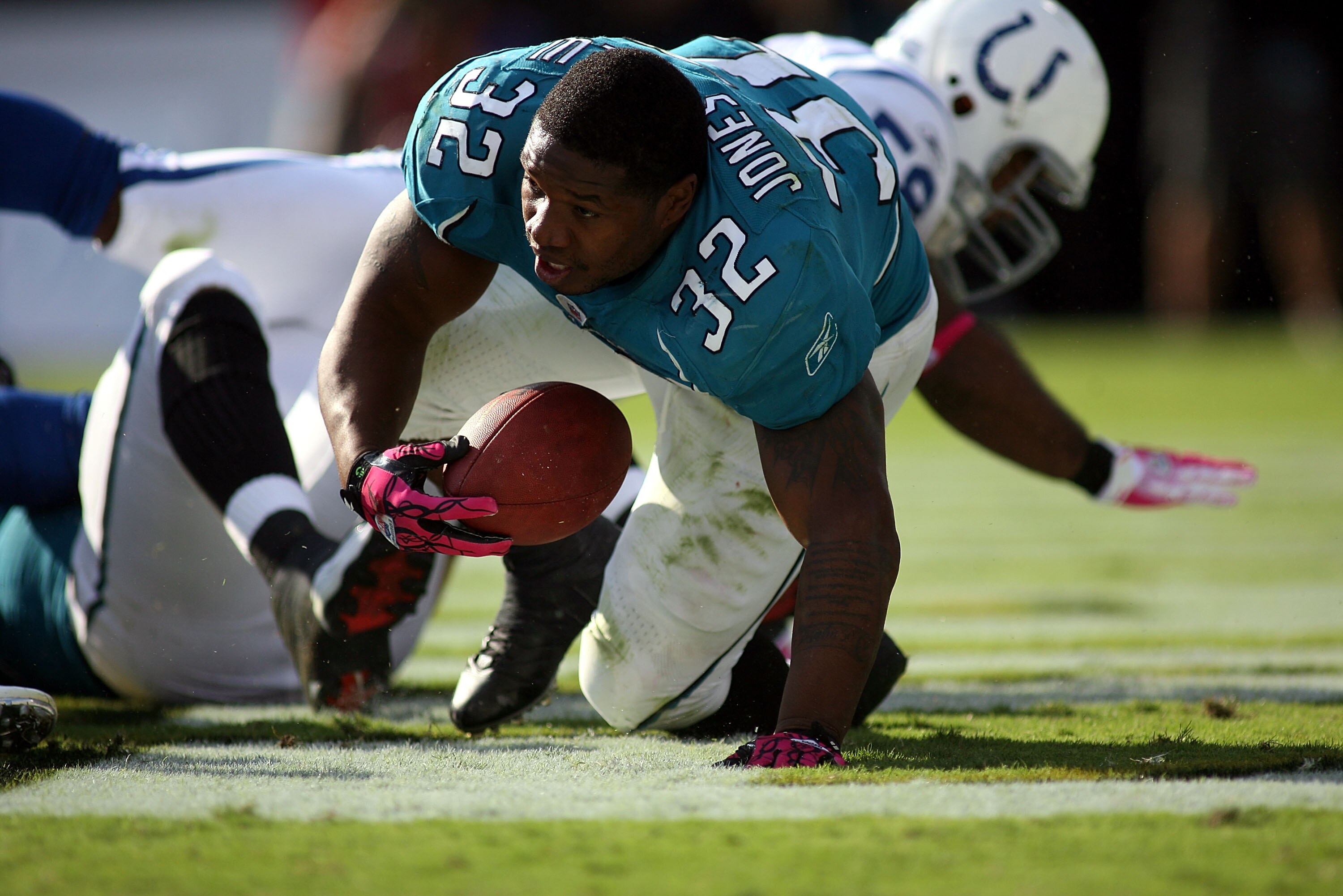 JACKSONVILLE, FL - OCTOBER 03: Running back Maurice Jones-Drew #32 of the Jacksonville Jaguars scores a touchdown with no helmut against the Indianapolis Colts at EverBank Field on October 3, 2010 in Jacksonville, Florida. The Jaguars won 31-28. (Photo JACKSONVILLE, FL - OCTOBER 03: Running back Maurice Jones-Drew #32 of the Jacksonville Jaguars scores a touchdown with no helmut against the Indianapolis Colts at EverBank Field on October 3, 2010 in Jacksonville, Florida. The Jaguars won 31-28. (Photo