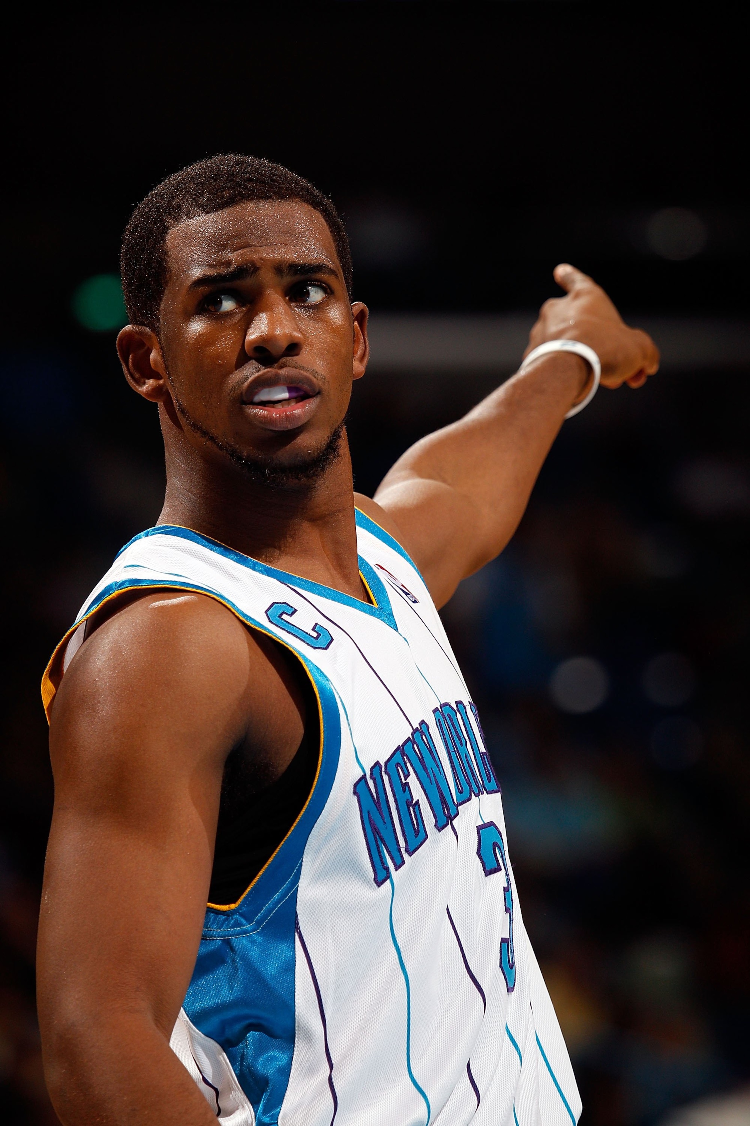 NEW ORLEANS - JANUARY 20: Chris Paul #3 of the New Orleans Hornets during the game against the Memphis Grizzlies at the New Orleans Arena on January 20, 2010 in New Orleans, Louisiana. NOTE TO USER: User expressly acknowledges and agrees that, by downlo NEW ORLEANS - JANUARY 20: Chris Paul #3 of the New Orleans Hornets during the game against the Memphis Grizzlies at the New Orleans Arena on January 20, 2010 in New Orleans, Louisiana. NOTE TO USER: User expressly acknowledges and agrees that, by downlo