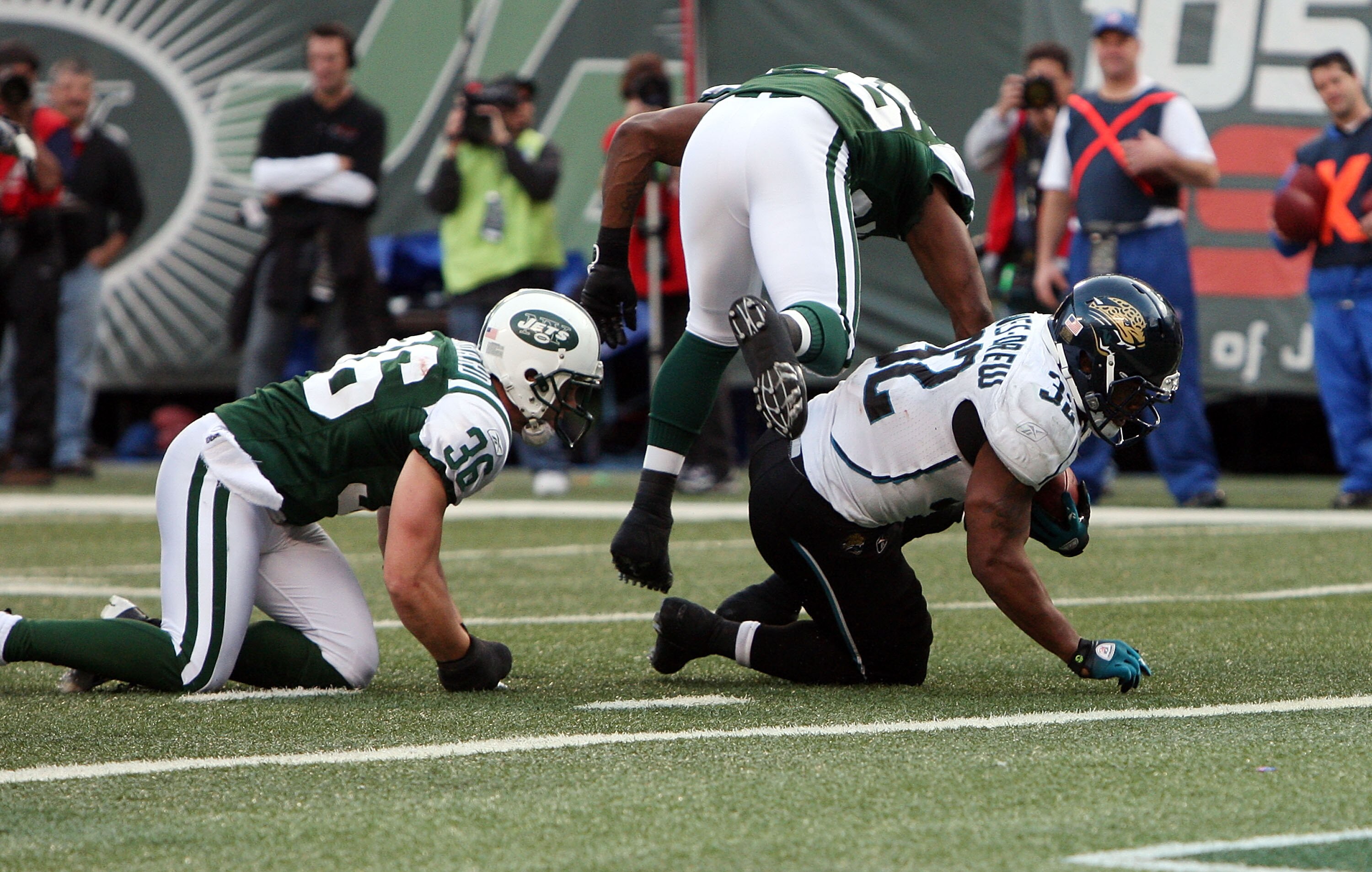 EAST RUTHERFORD, NJ - NOVEMBER 15:  Maurice Jones-Drew #32 of the Jacksonville Jaguars takes a knee at the 1 yard line with a minute left to play in the game against the New York Jets on November 15, 2009 at Giants Stadium in East Rutherford, New Jersey. 