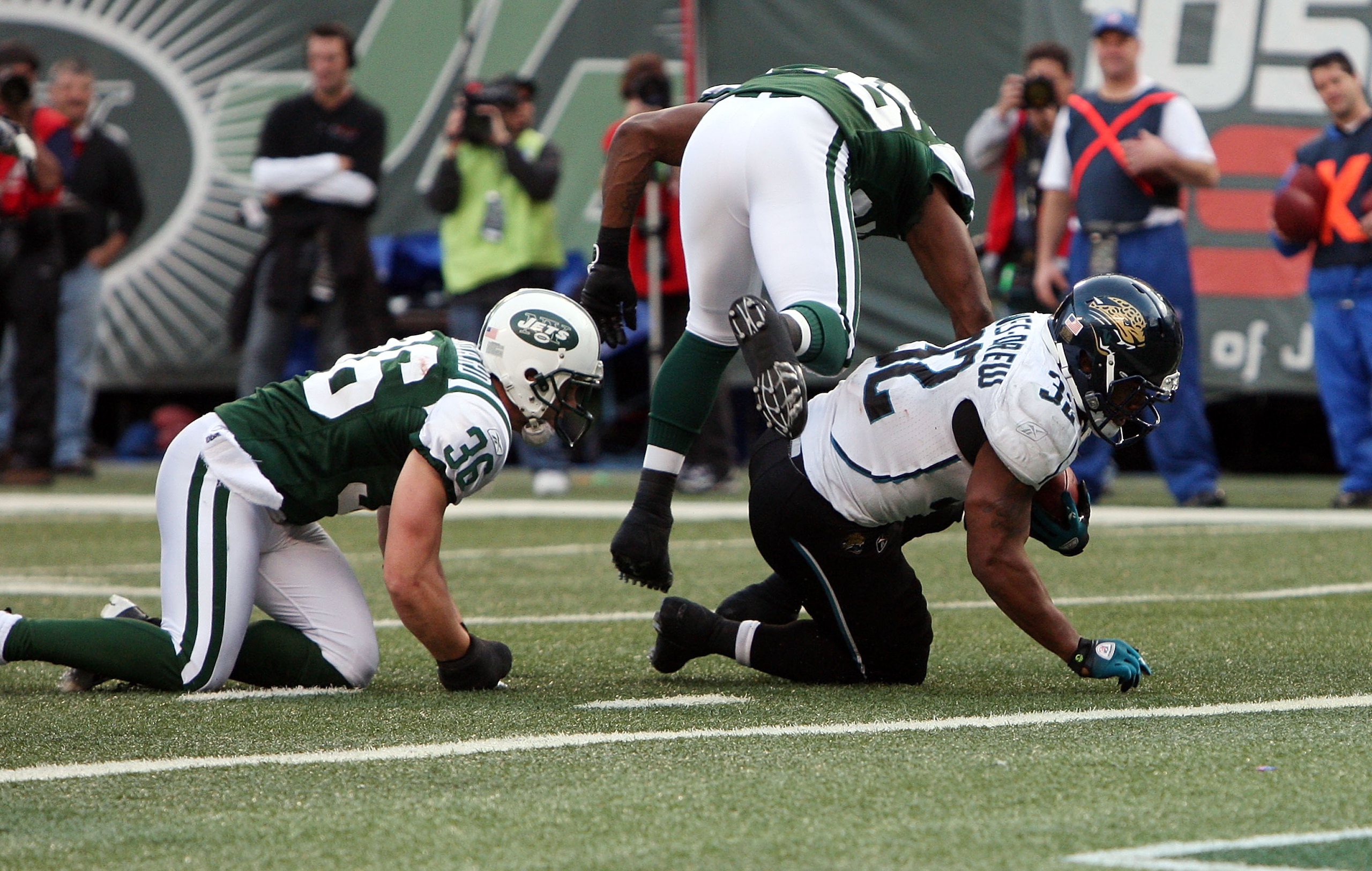 EAST RUTHERFORD, NJ - NOVEMBER 15:  Maurice Jones-Drew #32 of the Jacksonville Jaguars takes a knee at the 1 yard line with a minute left to play in the game against the New York Jets on November 15, 2009 at Giants Stadium in East Rutherford, New Jersey. 