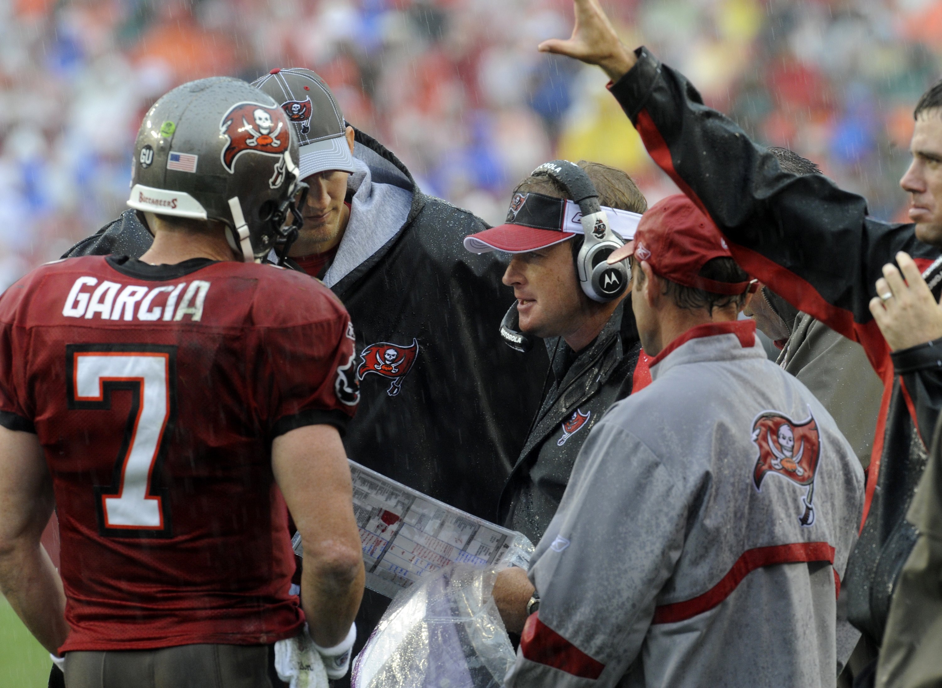 TAMPA, FL - NOVEMBER 30: Coach Jon Gruden of the Tampa Bay Buccaneers huddles with quarterback Jeff Garcia during play against the New Orleans Saints at Raymond James Stadium on November 30, 2008 in Tampa, Florida.  (Photo by Al Messerschmidt/Getty Images